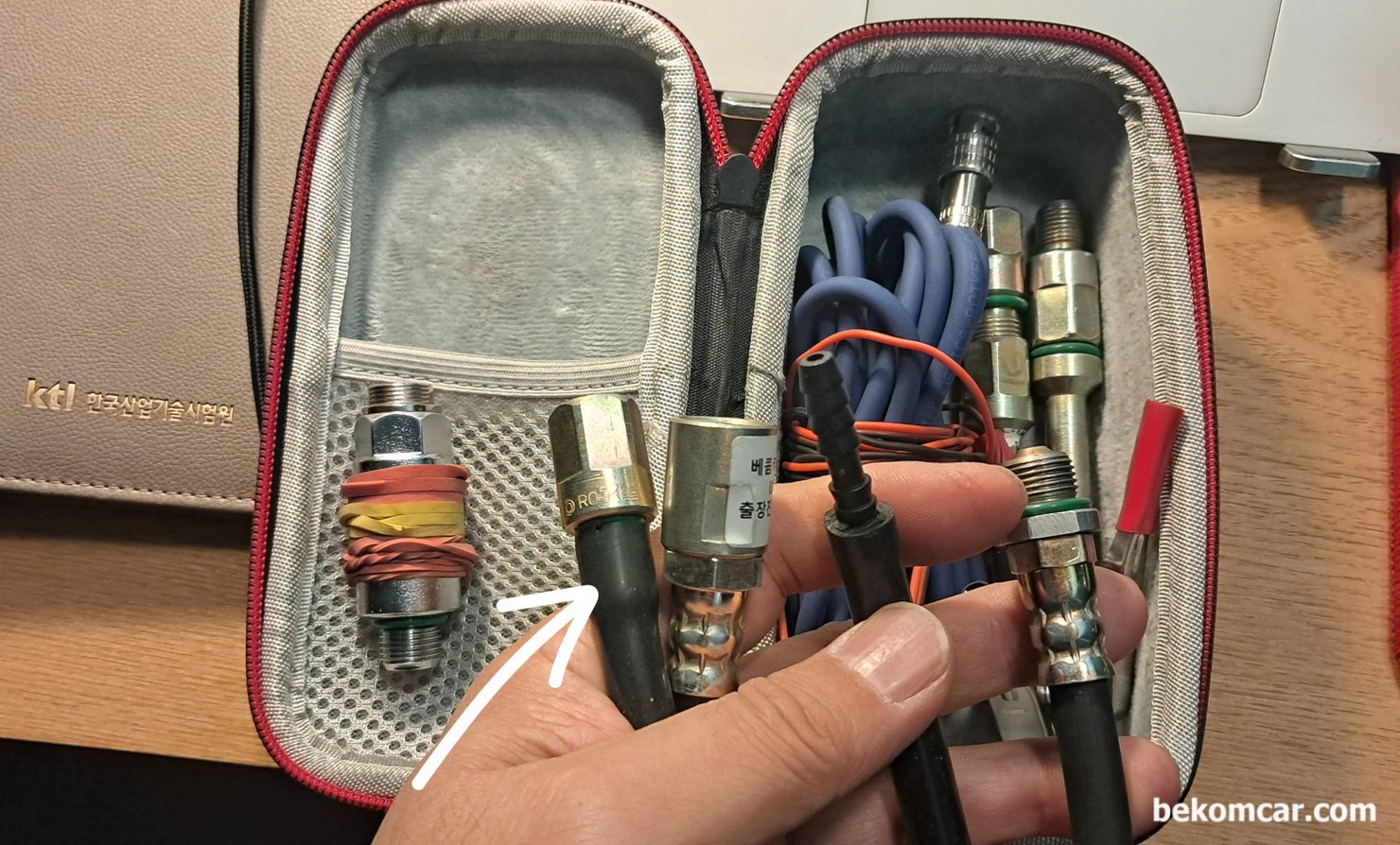 수출용 BMW 550i N63 V8 차량 출장 엔진정밀 진단사례, 베콤카에서 국내대리점으로 정식 수입 판매하는 실린더압축압력센서 (In Cylinder Pressure Transducer) 이다. 페라리이, 롤스로이드, 람보르기니, 벤츠, BMW, Audi, 모닝, 등 모든 휘발유 내연기관 엔진 진단에 사용하고 있다.|贝科姆汽车 (bekomcar)