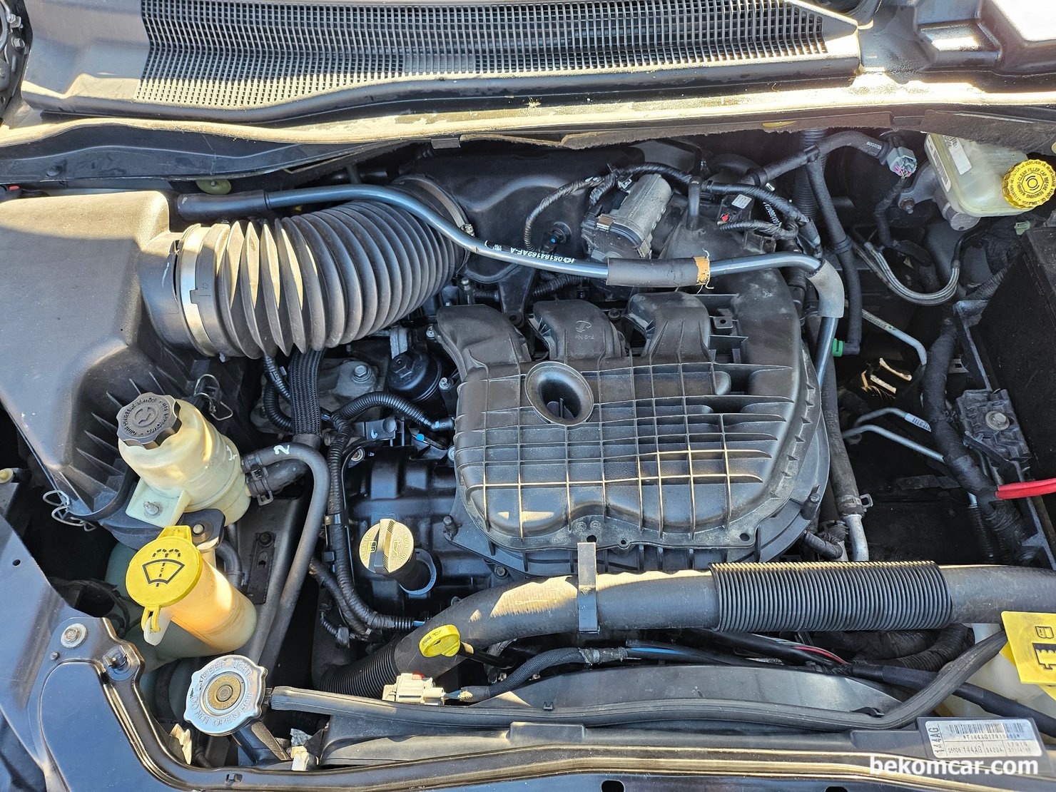 크라이슬러 2011 그랜드보이저 (RT), Town & Country Caravan, 크라이슬러 2011 그랜드보이저 (RT), Town & Country Caravan 엔진룸 이다. V6 3.6L 로 점화순서는 123456이며 뱅크1원은 135번 실린더 뱅크2는 246번 실린더 이다. IVO는 약 15도 ATDC & IVC 75도 ABDC 이다.|贝科姆汽车 (bekomcar)