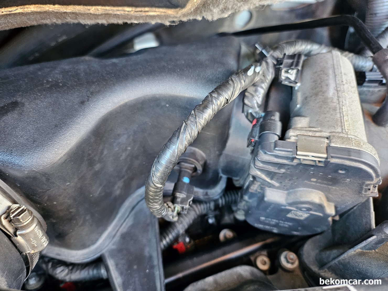 크라이슬러 2011 그랜드보이저 (RT), Town & Country Caravan, 크라이슬러 2011 그랜드보이저 (RT), Town & Country Caravan 엔진룸 으로 쓰로틀바디 부분이다.|贝科姆汽车 (bekomcar)