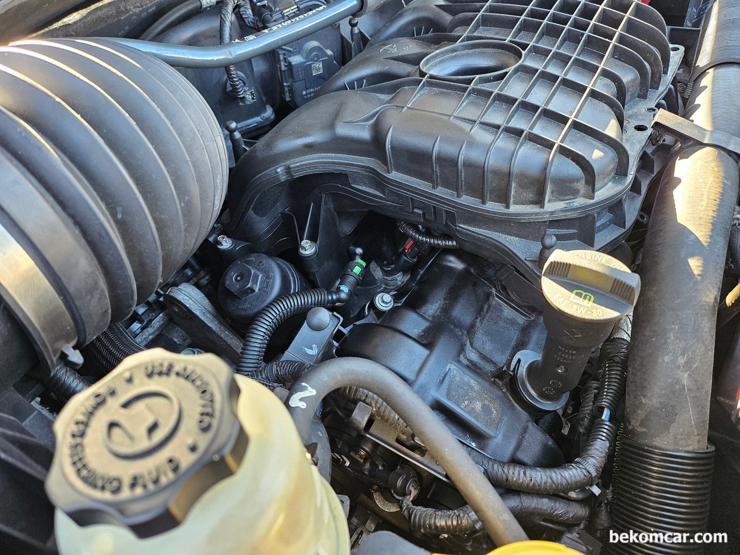 크라이슬러 2011 그랜드보이저 (RT), Town & Country Caravan, 크라이슬러 2011 그랜드보이저 (RT), Town & Country Caravan 엔진룸 조수석 부분의 모습이다. 인테이크가 다 덥고 있어 단순 점화플러그 교환 작업에도 인테이크를 탈거 해야 한다. 다행이 어렵지는 않다.|贝科姆汽车 (bekomcar)