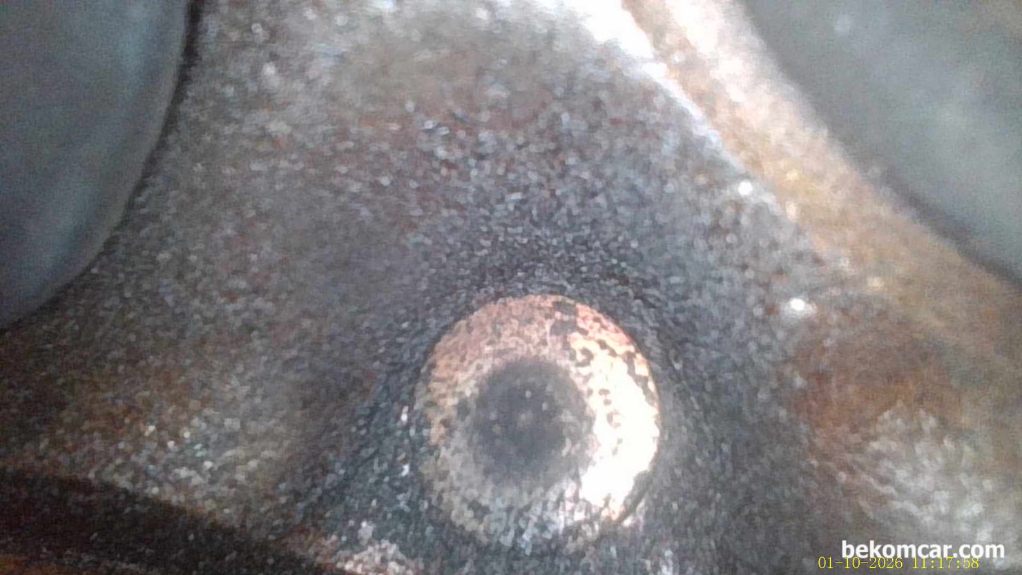 GDI 직분사 엔진 인젝터 분사 노즐 카본상태 기록, 현대자동차 아반떼 AD 2017년 약 10만키로 정도의 인젝터 분사노즐 카본상태 이다. 육안으로 봐도 인젝터 분사 노즐 구멍 6개가 좀 카본으로 덥혀져 있다.|ベコムカー (bekomcar)