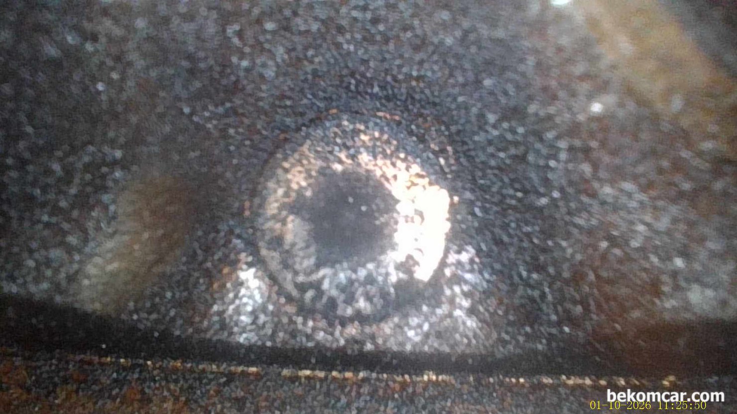 GDI 직분사 엔진 인젝터 분사 노즐 카본상태 기록, 현대자동차 아반떼 AD 2017년 약 10만키로 정도의 인젝터 분사노즐 카본상태로 역시 인젝터 분사 구멍 6개가 많이 카본으로 덥혀져 있다. 근데 주위는 또 상대적으로 깨끗하다.|ベコムカー (bekomcar)