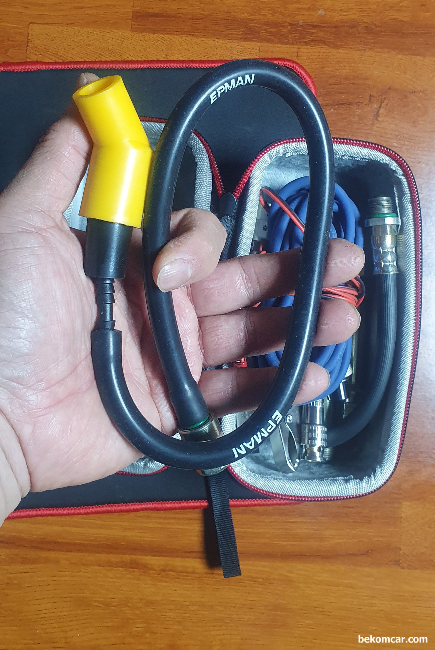 엔진 타이밍 등 정밀진단시 필요한 공구들 정리, 노란 아답터는 라디에이터 (특히 국산 차량)에 설치하여 헤드가스켓 누수확인을 하는데 사용된다. 압력센서는 In Cylinder Pressure Transducer 를 사용한다. 물론 피에조 펄스센서 사용되 상황에 따라서 좋다.|ベコムカー (bekomcar)