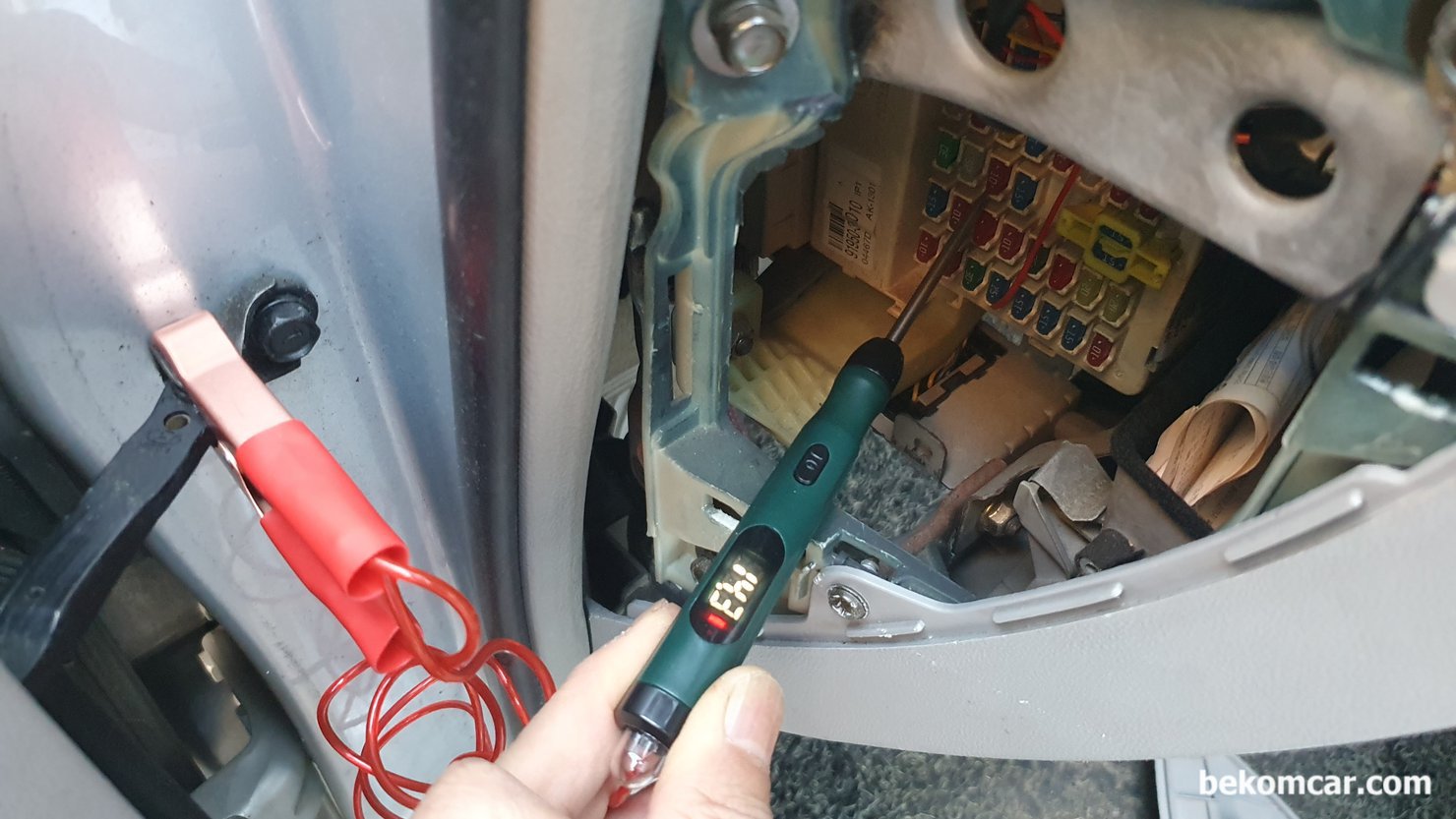 회로 점검시 테스터 프로브 5W 백열전구 와 전압표시, 측정 차량은 2005년 NF쏘나타 2.0L DOHC 엔진이다. 5W 전구 스위치 오프 상태의 전압이다. 약 200 - 300mV 전압강하가 측정된다.|bekomcar.com