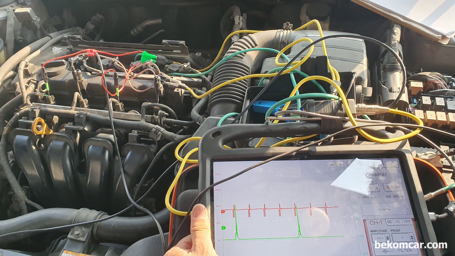 Martin Loren 2채널 HS512Max 자동차전용 오실로스코프, 5채널처럼 활용사례, 베콤카 정비사 워크샵에서 HS512Max 2채널 자동차전용 스코프와 ROTKEE 특수 BNC 프로브 TL-MIX4를 사용하여 동시에 4개 인젝터 파형을 측정하고 있다. 그리고 2번째 채널은 트리거 (싱크)채널로 활용했다. 따라서 2채널 스코프이지만 사실상 5채널 처럼 활용하는 사례이다. 베콤카는 국내 대리점으로 HS512Max 와 ROTKEE 둘 다 수입하여 공급하고 있다. 물론 정비소 워크샵도 꾸준히 제공하고 있다.|베콤카 차량정밀진단