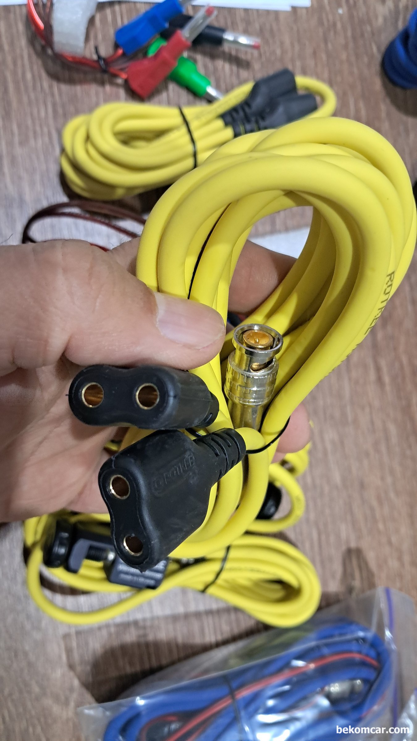 Martin Loren 2채널 HS512Max 자동차전용 오실로스코프, 5채널처럼 활용사례, ROTKEE 의 TL-MIX4 특수 BNC 케이블이다. 한 개 채널에서 4개 프로브 사용이 가능하다. 4mm 바나나 잭으로 탐침 등 다양한 4mm 스코프 악세사리 사용이 가능하다. 베콤카는 ROTKEE 의 한국대리점 으로 제품을 수입 공급하고 있다.|베콤카 차량정밀진단