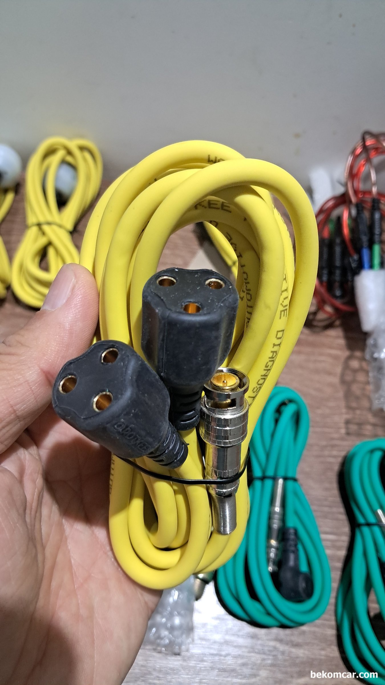 Martin Loren 2채널 HS512Max 자동차전용 오실로스코프, 5채널처럼 활용사례, ROTKEE 의 TL-MIX6 특수 BNC 케이블이다. 한 개 채널에서 6개 프로브 사용이 가능하다. 인젝터, 점화코일, 캠새프트, CKP, 산소센서, OCV등 다양한 자동차 고장진단에 매우 유용하다. 베콤카는 ROTKEE 의 한국대리점 으로 제품을 수입 공급하고 있다.|베콤카 차량정밀진단