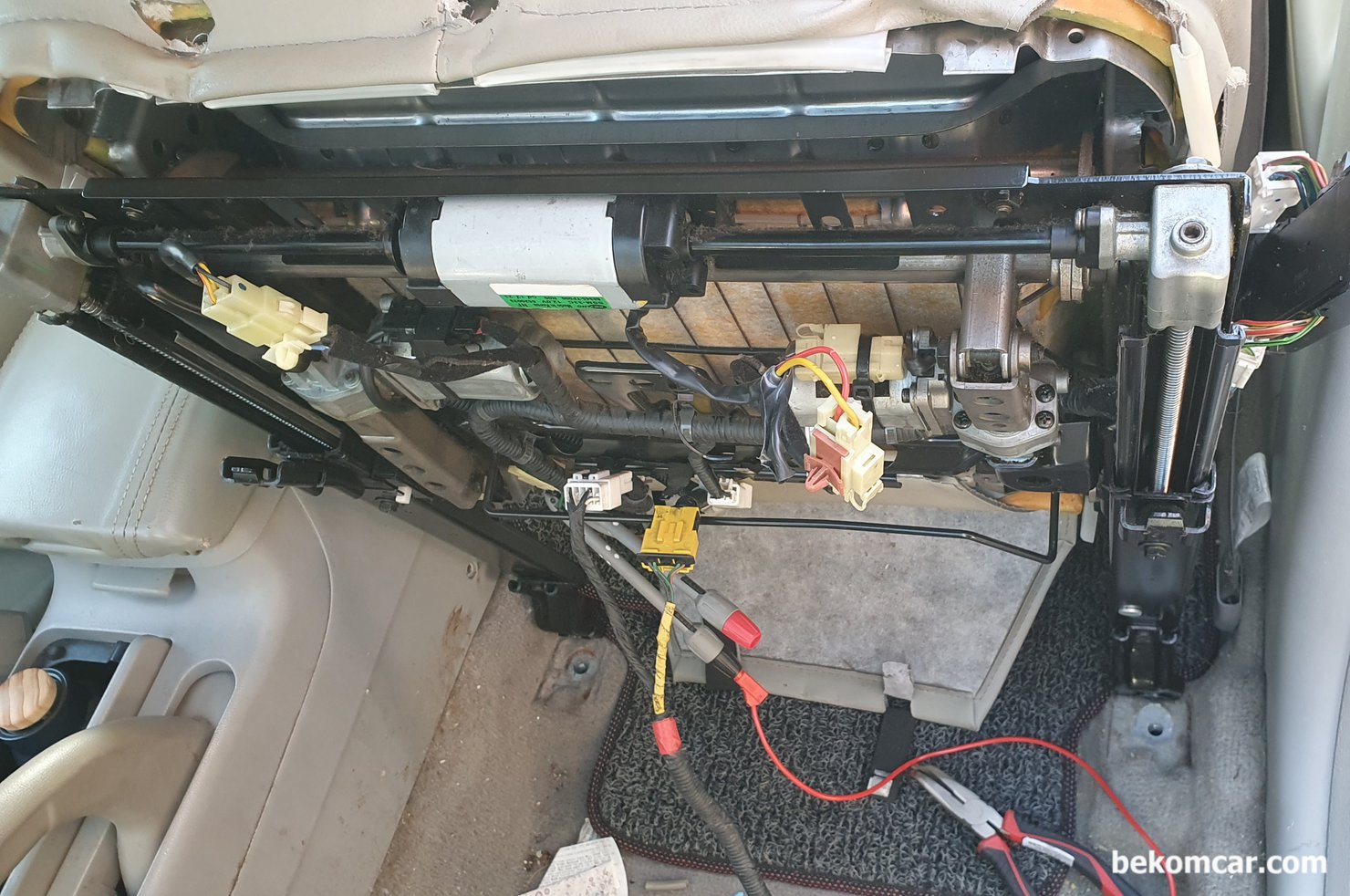 현대 NF쏘나타 전동의자 스위치불량, 단순 스위치 교환후 정상작동, 현대 NF쏘나타 전동의자 스위치불량 진단이다. 증상은 의자와 등받이가 앞으로만 움직이고 뒤로는 움직이지 않는 증상이다. 스위치 고장이다.|베콤카 차량정밀진단