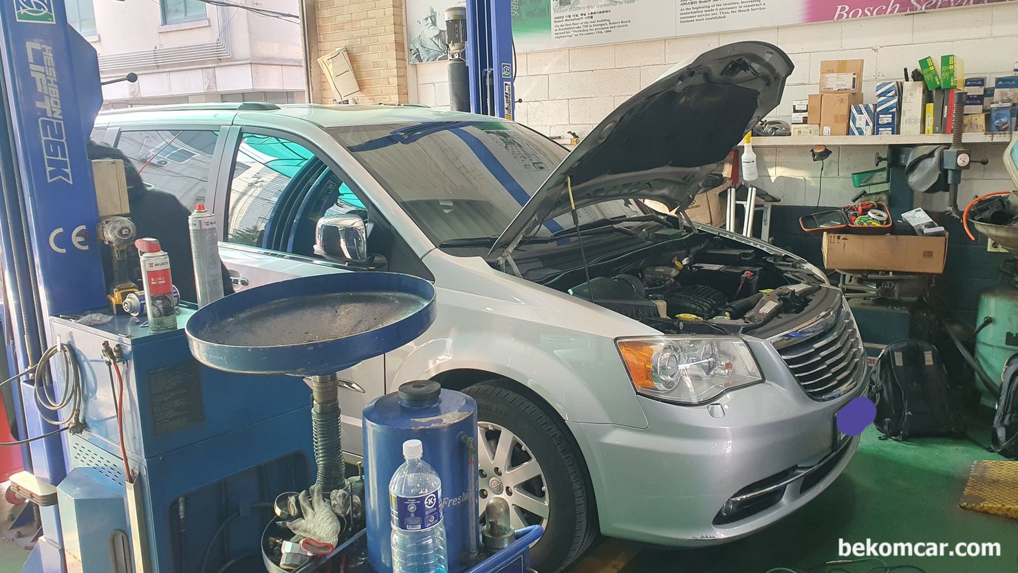 연희동 수입차 정비소로 출장진단, 지프 그랜드보이저 엔진경고등 진단, 연희동 수입차 정비소로 출장진단, 지프 그랜드보이저 엔진경고등 진단을 위하여 준비중에 있다. 정비소 대표님께서 고맙게도 이미 다 준비를 해 주셨다. Jeep Grand Voyager Pentastar V6 3.6L DOHC 엔진 체크등 진단이다. 엔진체크등 (CEL)의 원인은 실화등이 아니라 촉매고장으로 확인된다.|ベコムカー (bekomcar)