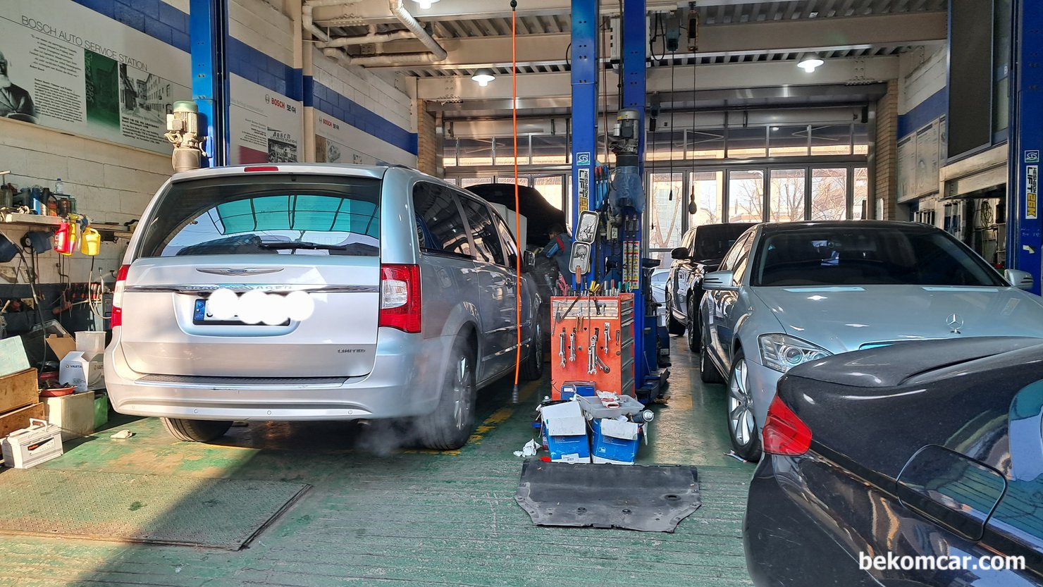 연희동 수입차 정비소로 출장진단, 지프 그랜드보이저 엔진경고등 진단, 연희동 한 정비소로 출장진단, 지프 그랜드 보이져 펜타스타 V6 3.6L DOHC엔진경고등 진단과정이다. 정비소에 베이에 입고된 상태로 바로 엔진 체크등 진단작업을 한다. 지프 그랜드 보이져는 대표적인 패밀리 밴 중 하나이다. 정비소 리프트 공간이 매우 좋은것이 인상적인 정비소 이다.|ベコムカー (bekomcar)