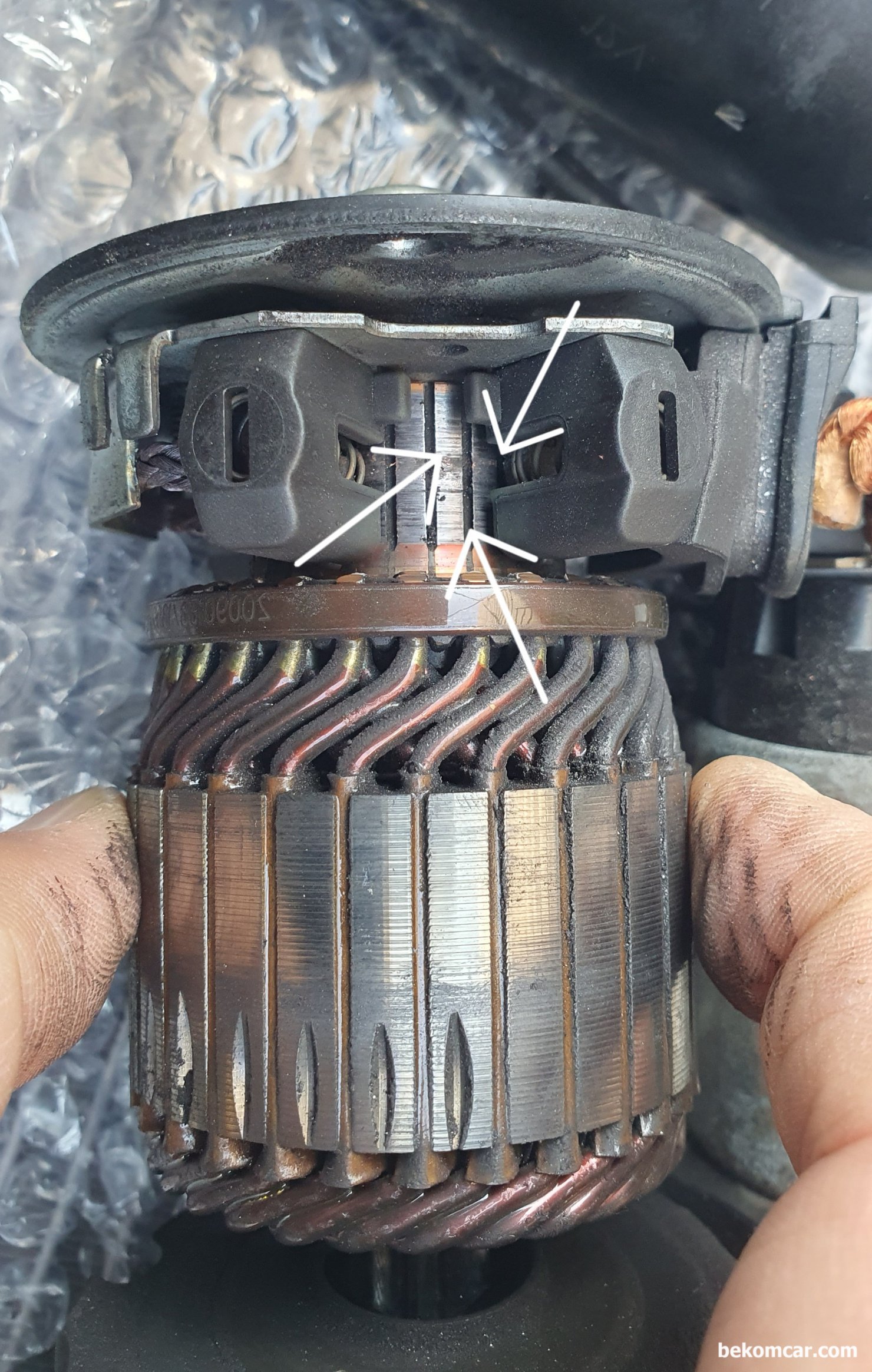 간헐절 시동불량 원인중 하나, 시동모터 (세루), 시동모터 브러시 접촉이 좋지않아서 전류공급 (전원 접지) 이 잘  안되는 경우이다. 간헐적 시동불량 원인중 하나이다.|ベコムカー (bekomcar)