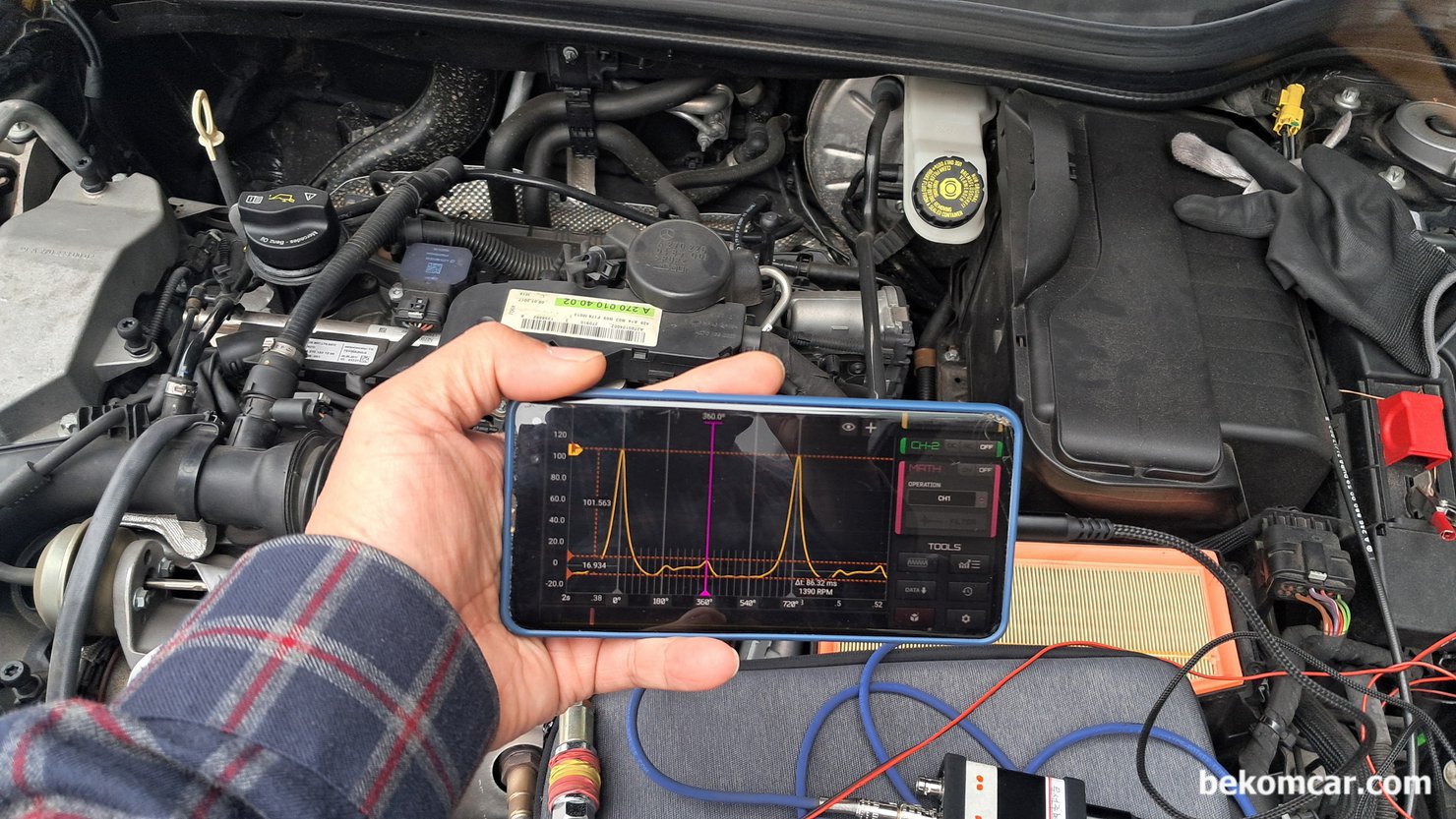 엔진 정밀진단 파형분석 사례, 벤츠 W176 A200 M270 진단사례, 벤츠 M270 A200 1.6L 인라인 4 터보 휘발유 엔진사례 정밀진단 이다. 캠 새프트 양정이나 로커암등 고장으로 오진 할 수 있는 엔진이니 주의한다. 배기행정 마지막 부분에 갑자기 공기량이 증가하면서 압력이 약 6.0PSI (12in.Hg)정도 증가한다. 보통 2PSI이상이면 밸브이상으로 진단하지만 M270 엔진의 경우 정상이다.|bekomcar.com