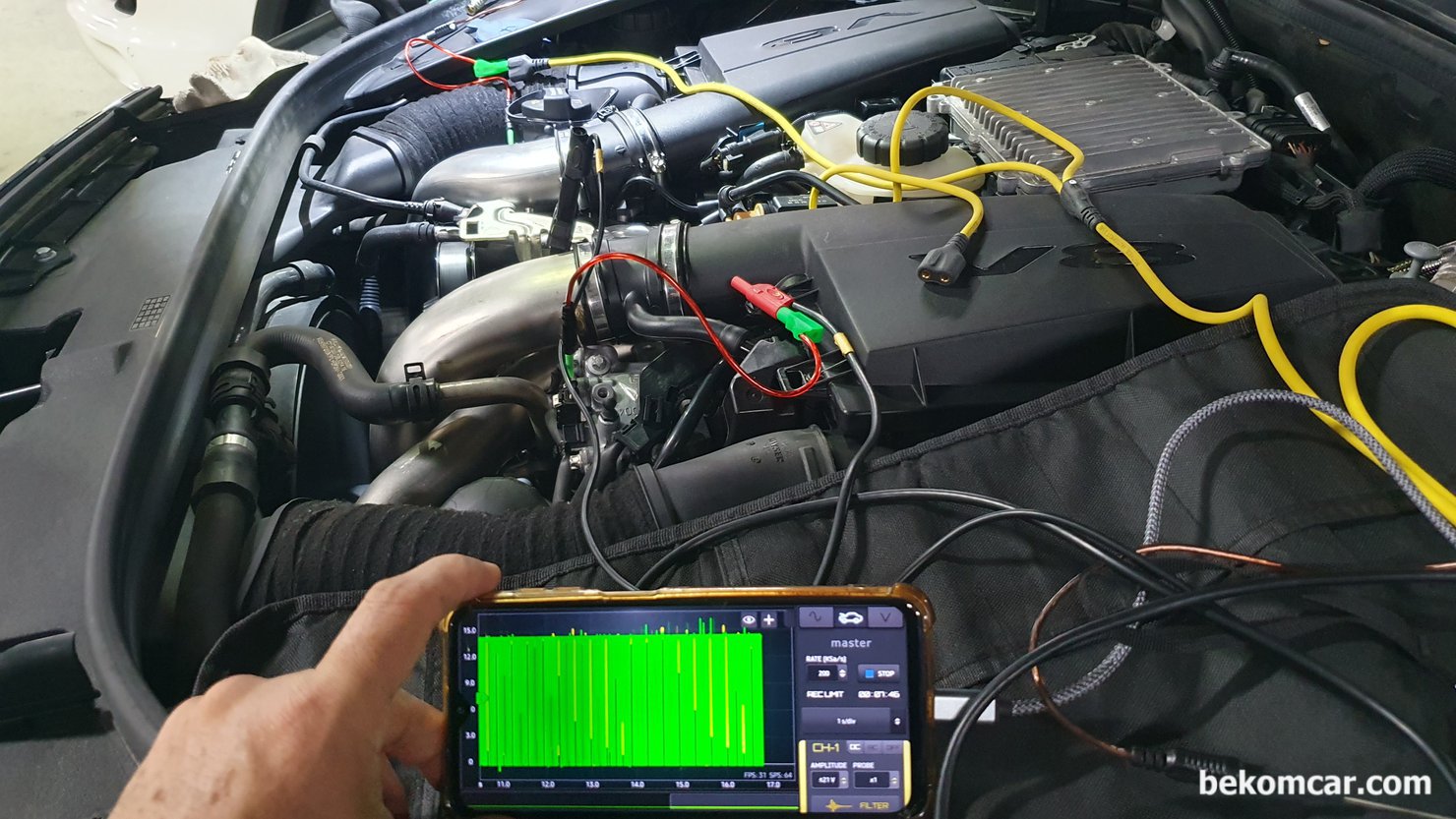 메르세데스 벤츠 W222 S500 M278 트윈터보 V8 중고차구매 검사 점검기록, 메르세데스 벤츠 W222 S500 M278 트윈터보 V8 중고차구매 점검 과정중, 오실로스코프 파형분석을 통하여 엔진기계적 고장상태등 정밀진단을 하고 있다. S클래스 벤츠나 BMW등 일부 차량은 엔진 기계적 고장이 흔하다. 실린더 스크래치 밸브고장등 이 대표적이다. 이런경우 상당한 정비비가 들어간다. 그러니 S클래스 나 BMW등 구매전에 엔진 정밀진단을 하는것이 권장된다. 사소한 고장등은 중고차임을 감암하여 고치면서 타면 되지만 실린더 스크래치 등은 상당한 돈이 들어가기 때문에 구매하고 얼마있다 폐차까지 가는 경우가 흔하게 발견되기도 한다.|bekomcar.com