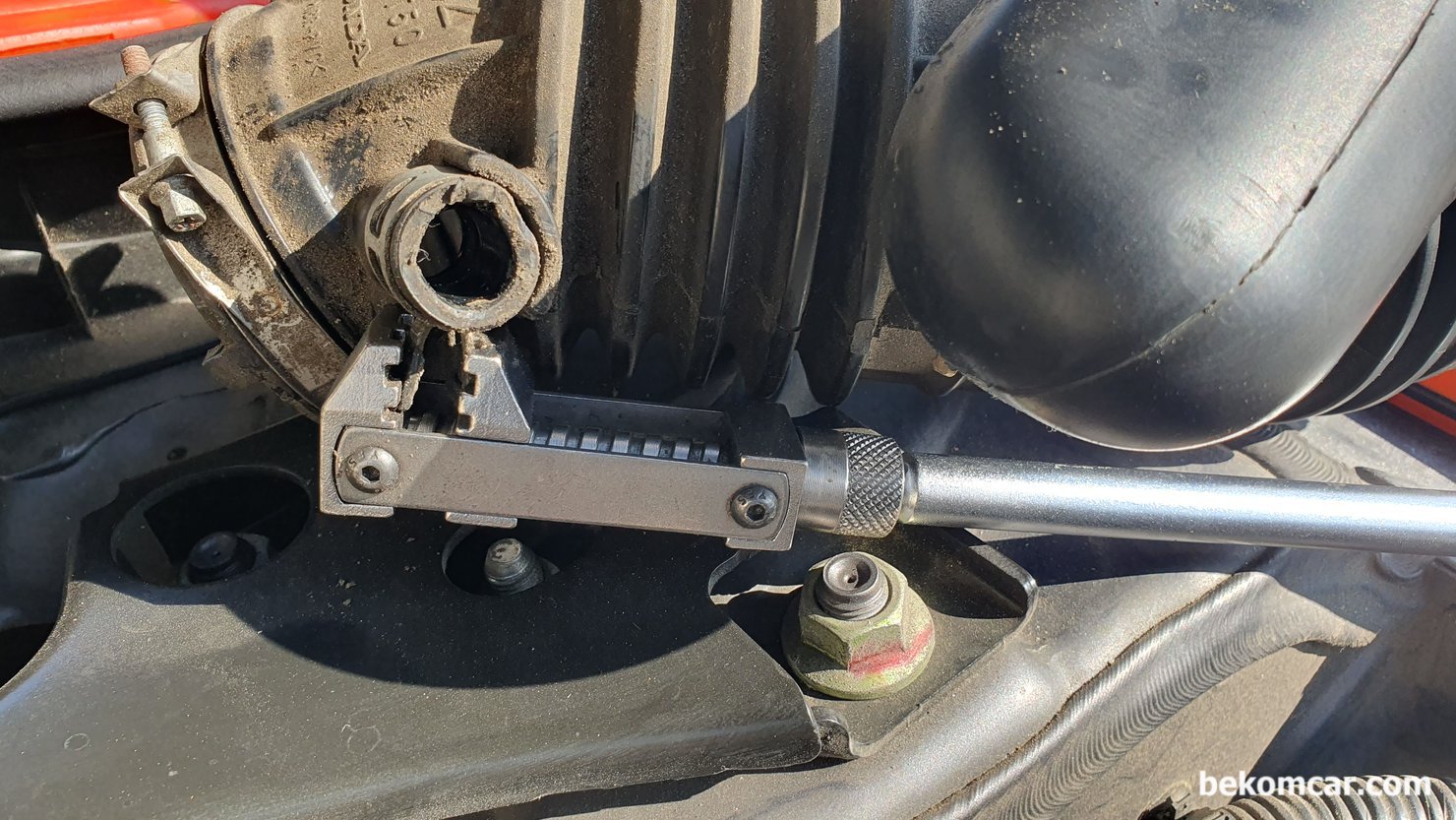 혼다 어코드 9세대 2.4L 쓰로틀바디 진단 및 청소와 리셋하기, 혼다 어코드 9세대 2.4L 쓰로틀바디 청소시에 주의점은 호스가 쉽게 찢어 진다는 것이다. 특히 진공파이프 연결부분은 아주 쉽게 찢어진다. 특수 공구를 이용하여 조심히 분리해야 한다. 이 작업은 쉬우면서 까다로운 작업이 될 수 있다.|ベコムカー (bekomcar)