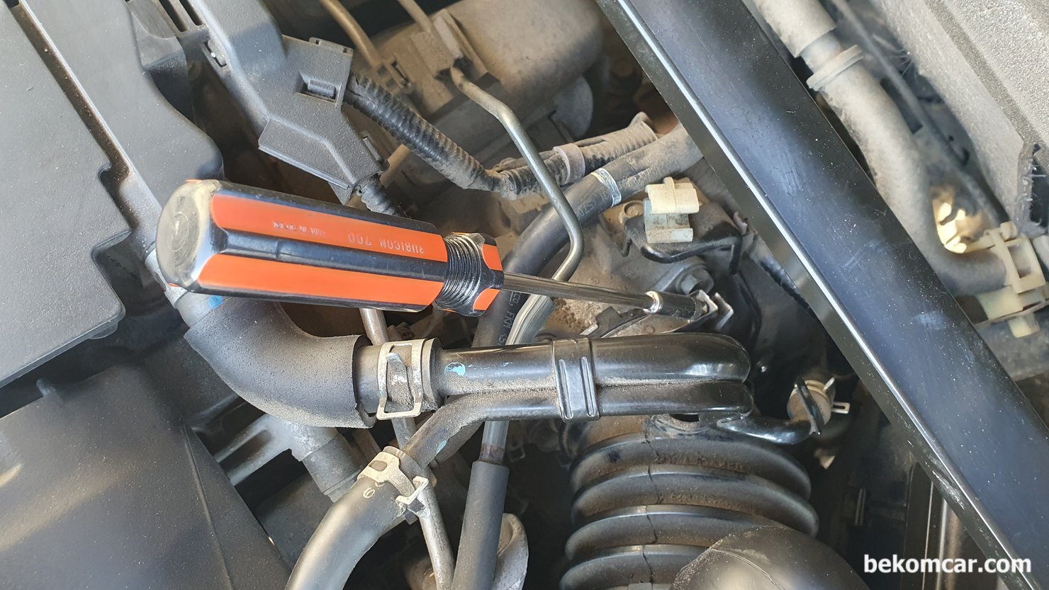 혼다 어코드 9세대 2.4L 쓰로틀바디 진단 및 청소와 리셋하기, 혼다 어코드 9세대 2.4L 쓰로틀바디 청소시에 주의점으로 호스 클램프가 2개 있는데, 이것이 + 자 드라이버로 하게 되면 대부분 머리부분이 뭉게지게 되는 경우가 많다. 그래서 5.5mm 소켓을 사용하면 너트 산이 뭉게질 가능성 없이 쉽게 클램프 작업이 가능하다.|ベコムカー (bekomcar)