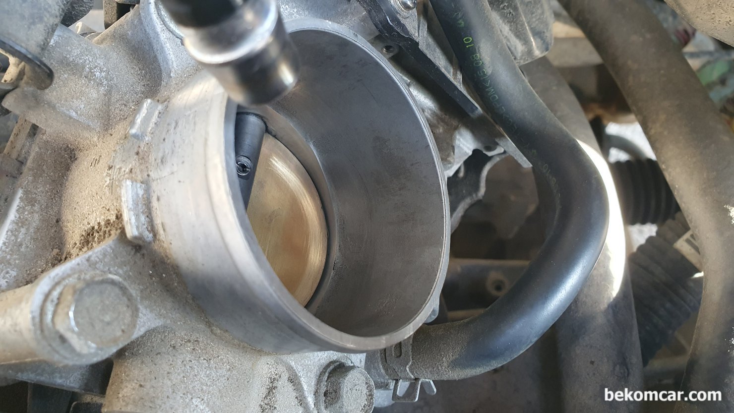 혼다 어코드 9세대 2.4L 쓰로틀바디 진단 및 청소와 리셋하기, 혼다 어코드 9세대 2.4L 쓰로틀바디 청소를 카본크리너 혹 흡기크리너 등으로 깨끗하게 해준다. 쓰로틀바디 실린더 (Bore) 부분과 날개 (Flap) 접촉 부분의 카본 이물질을 제거 하는것이 목적이다. 플랩 고정부위 양 옆은 굳이 무리하게 청소하지 않아도 된다.|ベコムカー (bekomcar)