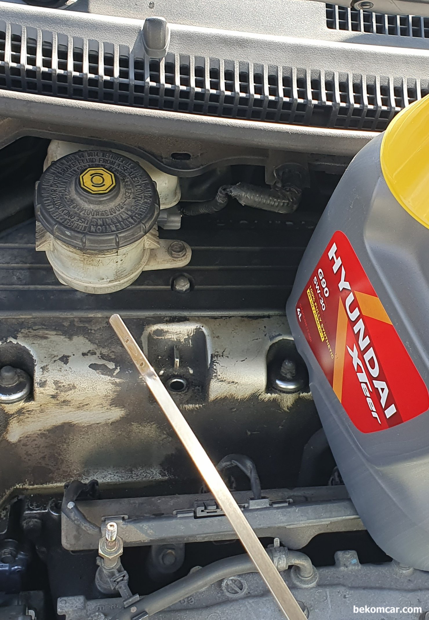 엔진오일 레벨의 중요성, 일본내수 JDM 혼다 오딧세이 K24엔진 사례, 엔진오일 보충을 한다. 말이 보퉁이지 거의 엔진 오일 교환게 가깝다. 혼다 엔진중에서 특히 VCM 엔진 K24 엔진등은 중고차의 경우 꼭 엔진오일 소모상태를 파악한다. GM 의 AFM 엔진도 마찬가지고 BMW등 유럽차는 말 할것도 없이 꼭 오일소모나 실린더 피스톤 헤드밸브 기계적 고장도 확인해야 한다.|ベコムカー (bekomcar)