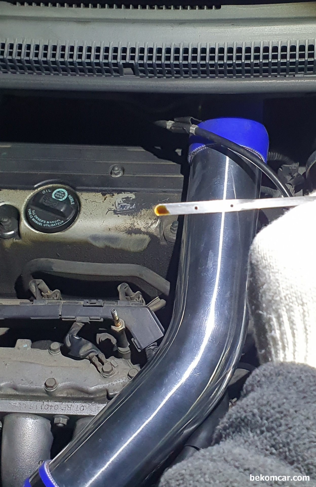 엔진오일 레벨의 중요성, 일본내수 JDM 혼다 오딧세이 K24엔진 사례, 일본내수 JDM 혼다 오딧세이 K24엔진 엔진오일 레벨을 측정해보니 밑 바닥에 겨우 오일이 뭍어나온다. 최소 와 최대 o 사이는 약 1리터 엔진오일 을 보충한다. 여러차례 확인해도 역시 엔진오일 레벨이 바닥이다.|ベコムカー (bekomcar)