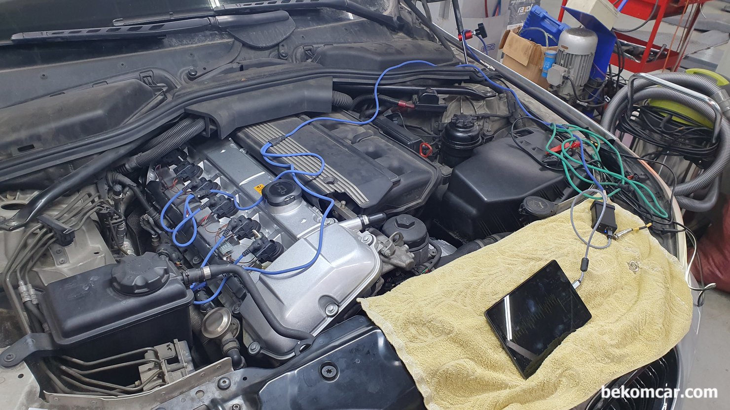 BMW E60 M54 점화코일 점화플러그 상태진단, 점화파형측정 기록, 점화코일 점화플러그 상태를 진단하는 차량은 BMW E60 M54 엔진이다. 파란색 BNC 케이블 (LX4)이 바로 1개 스코프 채널에 4개 실린더 점화파형을 동시에 측정하는 특수 프로브이다. 1번부터 4번 실린더에 설치를 하였다. 한 채널에서 동시에 4개 혹 6개 실린더 점화파형이나 인젝터등 측정이 가능해서 정비사 입장에서는 상당한 시간 절약과 진단을 더 정확하게 하는데 도움이 된다.|贝科姆汽车 (bekomcar)