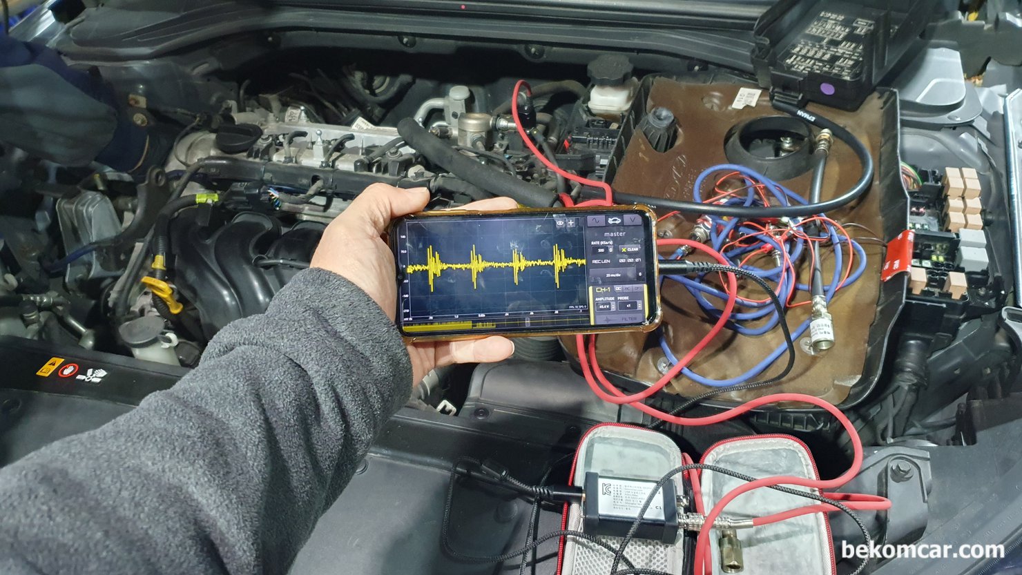 인젝터 막힘 & 분사량 차이점, 인젝터 파이프 유량흐름 파형분석으로 진단, ROTKEE VS 인젝터센서 와 HS512Max 오실로스코프 를 이용하여 인젝터 분사량 차이점 파형을 측정하고 있다. 인렛 연료파이프에 센서를 장착하면 바로 오실로스코프에서 파형 확인이 된다. 대부분 차량의 연료파이프는 접근성이 좋아서 쉽게 진동센서 장착이 가능해서 바쁜 현장에서 빠르게 인젝터 상태를 알 수 있는 방법이다.|贝科姆汽车 (bekomcar)