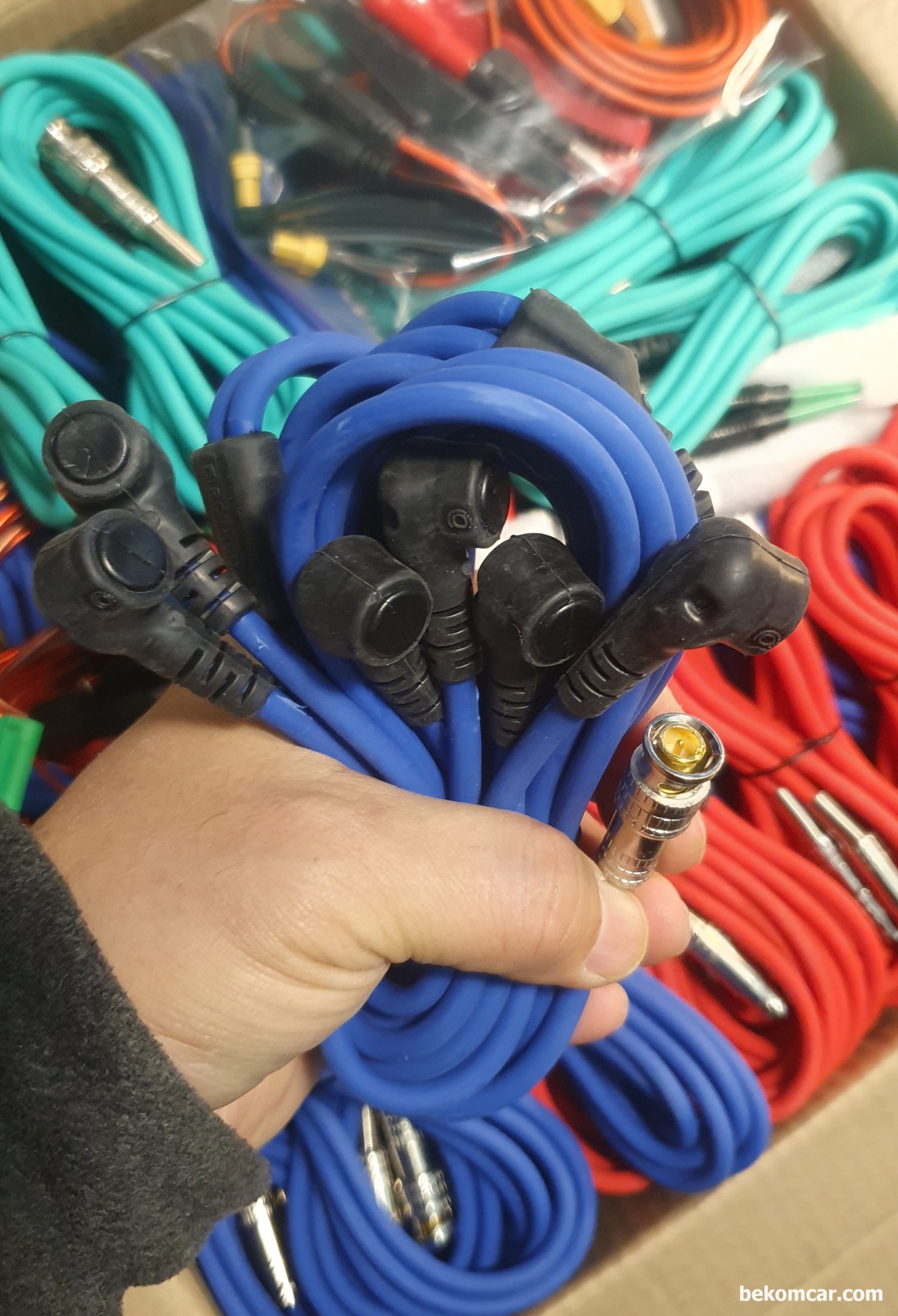 ROTKEE 다중실린더 프로브 수입통관, 1채널로 6개 실린더 점화2차 파형동시 측정가능, 1채널로 6개 실린더 점화2차 파형동시 측정가능 한 ROTKEE (rotkee.com)의 LX6 등 포함하여 압축압력 센서등이 수입통관 되었다. 4개짜리 1개짜리 그리고 6개 짜리, 이렇게 3개 점화2차 파형측정 프로브를 수입 공급하고 있다. 2채널 오실로스코프 HS512Max 와 사용하면 비록 2채널이지만 5채널 7채널 처럼 사용이 가능한 토탈 솔루션을 제공하고 있다.|贝科姆汽车 (bekomcar)