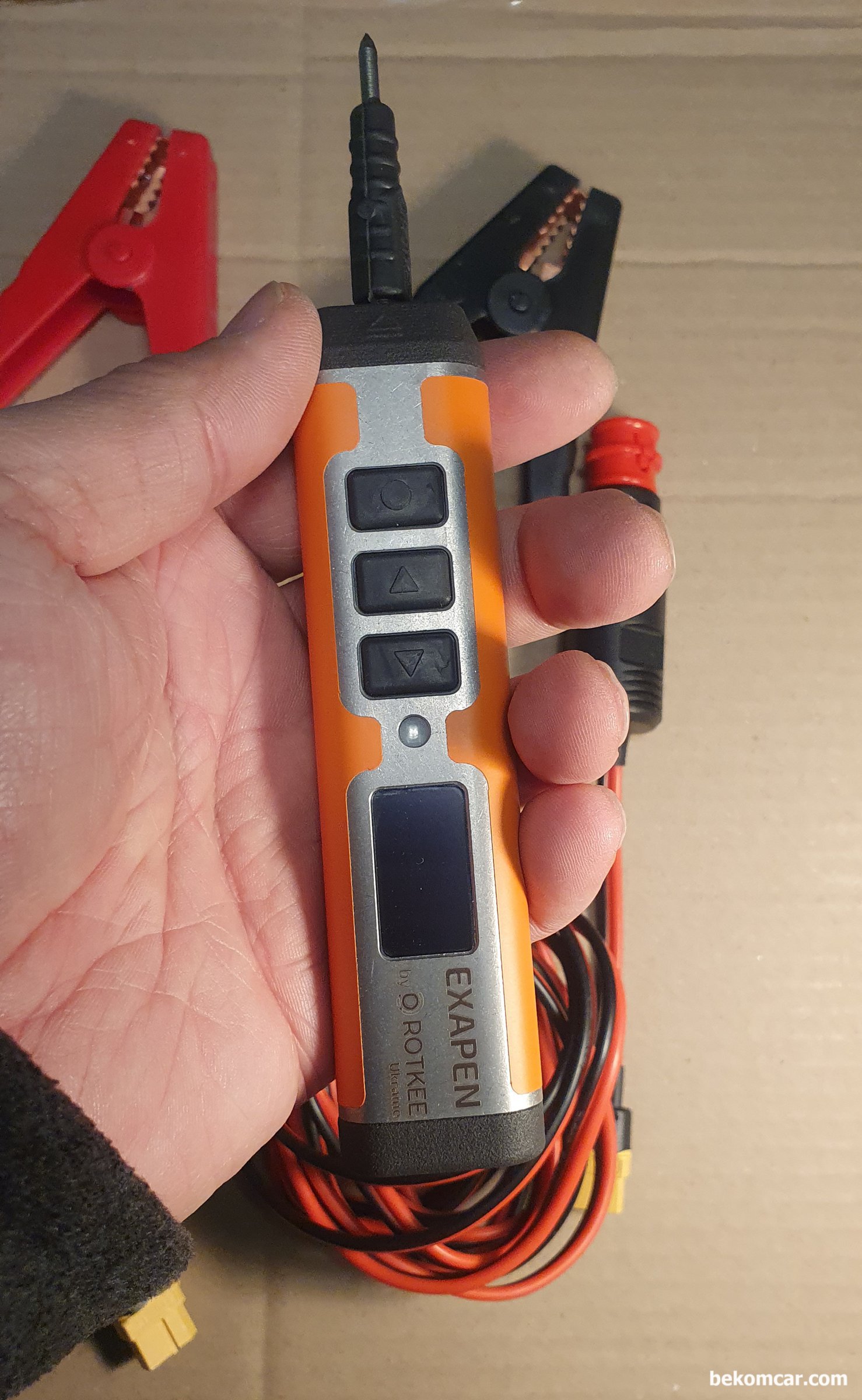 전기진단 정비에 필수, ROTKEE ExaPen 신 개념 회로테스터기, ROTKEE ExaPen 신 개념 회로테스터기, 정비사의 전기적 진단 정비시 매우 유용한 측정장치 이다. 30V까지 지원되어 승용차 상용차 진단에 활용된다.  자세한 정보는 아래 URL 참고한다.

https://store.rotkee.com/en/exapen-automotive-circuit-tester.html

Manufacturer	ROTKEE
Country of origin	Ukraine
Total Cable Length	3 m (10 ft)
Replacement Lead Connector	banana 4 mm
Supply Voltage	6 to 30 V (12/24V vehicles)
Accuracy	0.1V /0.1A
Functions	Voltage meter, signal plotter, scope, component activation with current limit and indication, PWM output(VCC/GND), flashlight, OTA update
Indication	Dual-color LED / Acoustic / OLED display|贝科姆汽车 (bekomcar)