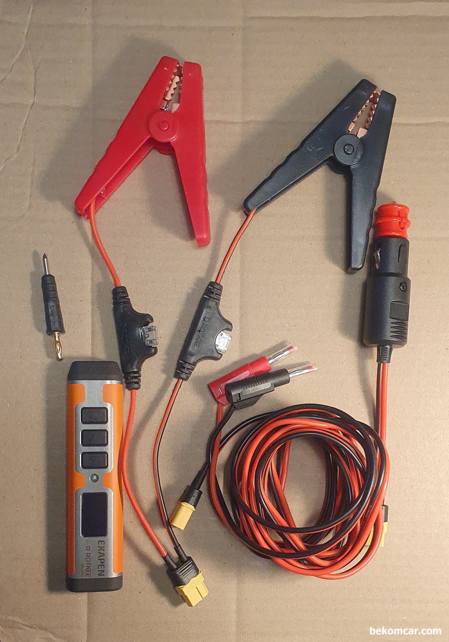 전기진단 정비에 필수, ROTKEE ExaPen 신 개념 회로테스터기, ROTKEE ExaPen 신 개념 회로테스터기 구성품이다. 본체, 팁, 배터리 연결 클립, 시가잭 전원 아답터 와 전원 접지 공급 선으로 구성되어 있다. 필요시  일반적인 4mm 잭 과 선을 사용하면 된다.|贝科姆汽车 (bekomcar)