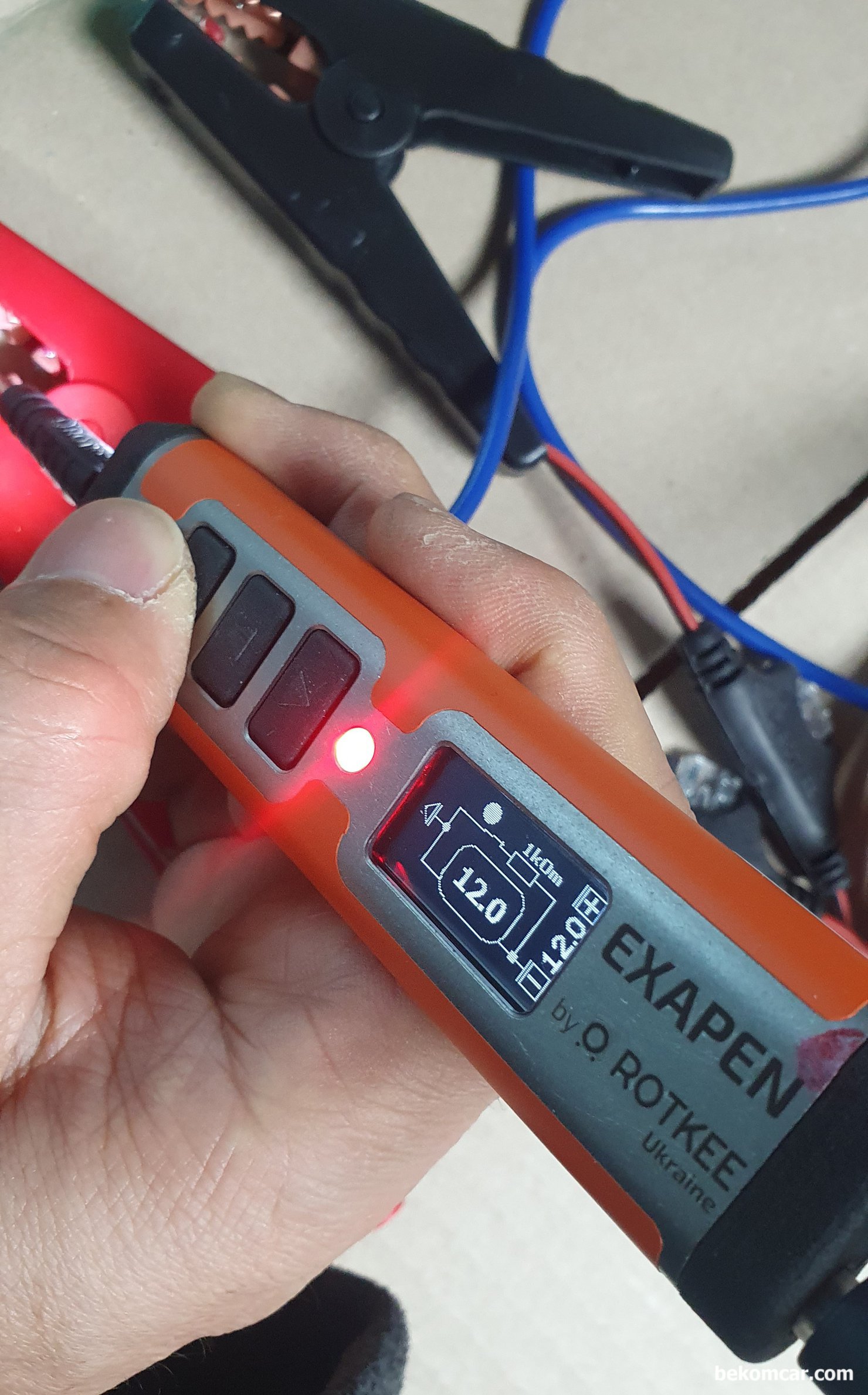 ROTKEE ExaPen 회로점검 전용 특수측정 장비, ROTKEE ExaPen은 듀티제어 전원 및 접지 공급이 가능하다. 추가로 정비사의 전기 전자 회로 점검시 꼭 필요한 기능이 있다.  O 버튼을 눌르면 1kOhm이 적용되며 전압도 함께 표시된다. 즉, 공급 전압과 1kOhm 적용시 전압이 표시된다. EXAPEN 자세한 정보는 https://store.rotkee.com/en/exapen-automotive-circuit-tester.html 를 참고한다.|베콤카 차량정밀진단