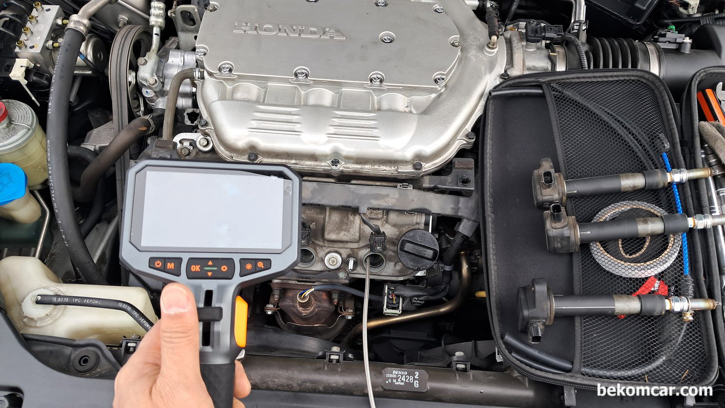 혼다 어코드 8세대 V6 3.5L 중고차 구매점검 기록, 진단기 및 하체등, 어코드 8세대 V6 3.5L VCM 엔진 중고차 구매전 점검 기록이다. 내시경으로 헤드쪽 밸기밸브 흡기밸브 피스톤 실린더 스크래치등 특이사항을 점검한다. 대체적으로 실린더 내시경 검사 결과 특이사항 없다.|bekomcar.com