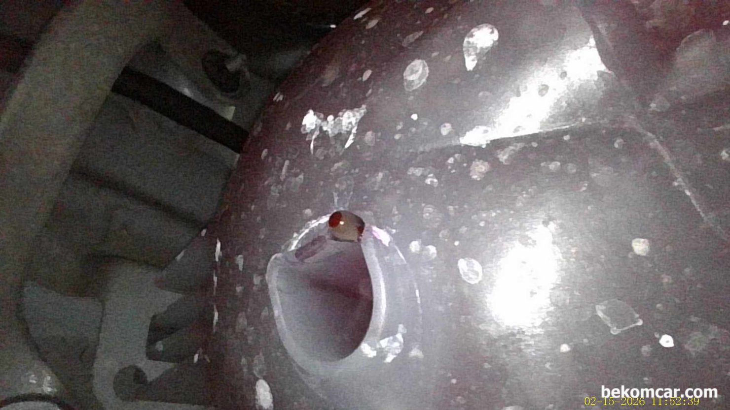 쉐보레 말리부 1.5T 실린더내시경 및 헤드가스켓 냉각수리크 진단과정 기록, 예상치 못 한 냉각수 보조통 아래에서 상당한 양의 스모카가 나오는데, 아래를 살펴보니 큰 구멍이 있고 거기에 물 방울이 맺혀 있다. 쉐보레 말리부의 고질적인 고장이라고 한다. 여기로 그렇게 많은 스모크가 나오고 있는 것이다. 전혀 예상하지 못 한 상황이고 얼마전에 냉각수 보조통 을 교체하였다고 한다. 암튼, 우선 냉각수 보조통 부터 교체후에 추가 점검을 하기를 권장했다.|bekomcar.com