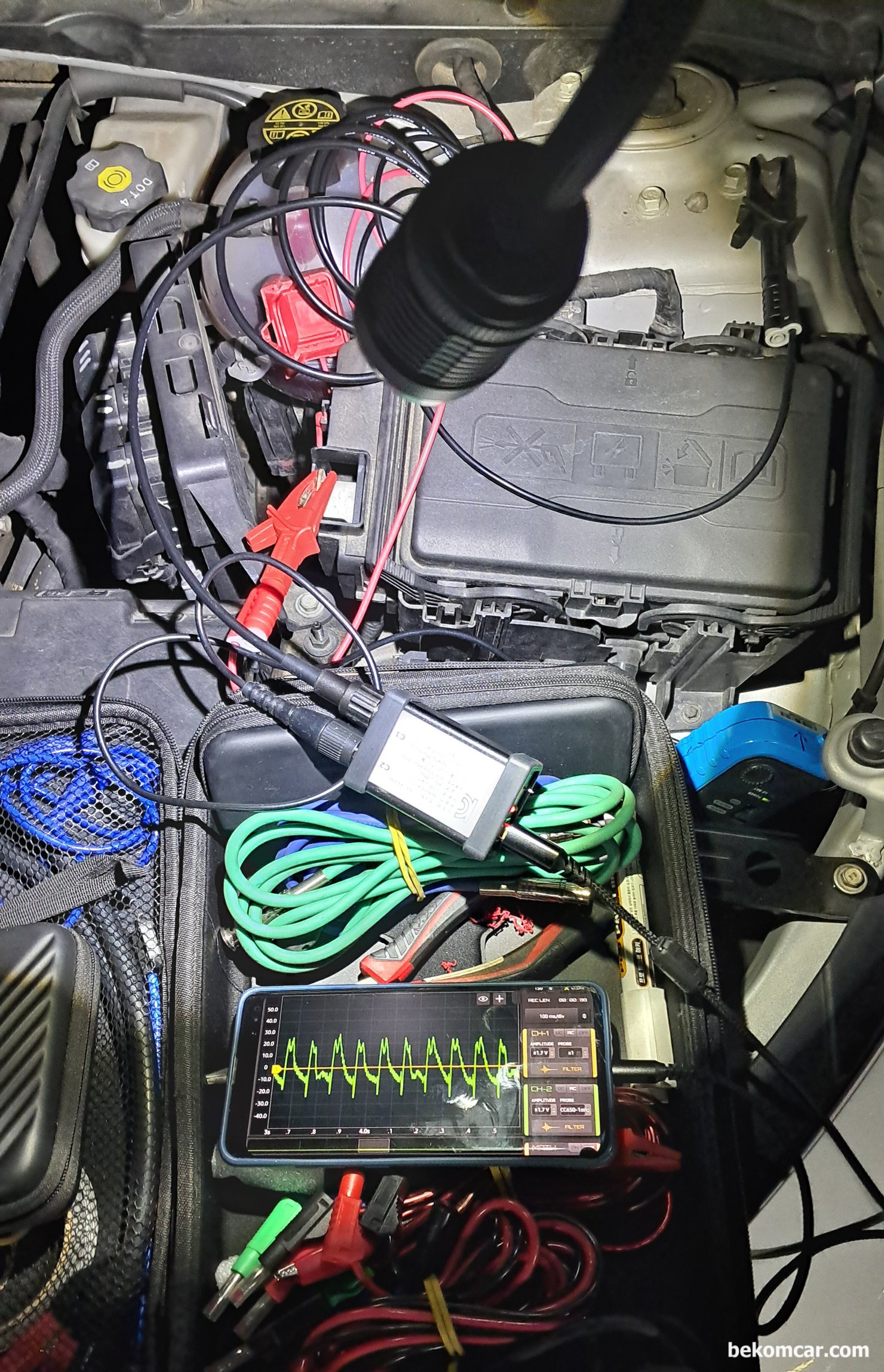 실린더 압축압력 측정시 대전류계와 일반 프로브로 AC 커플링 측정시 파형이 다르게 나오나요?, 2017년 쉐보레 말리부 1.5T Ecotec 엔진, R/C (Relative Compression) 체크환경이다. HS512Max 자동차 전용 12Bit ADC 지원 2채널 스코프와 대전류계는 한텍 (Hantek) CC650 을 사용했다. 노란색 수평선이 일반 배터리 + - 에 BNC 케이블 연결하고 AC커플링 하여 측정한다. 초록색은 Hantek CC650 대전류계 측정 파형이다.|贝科姆汽车 (bekomcar)