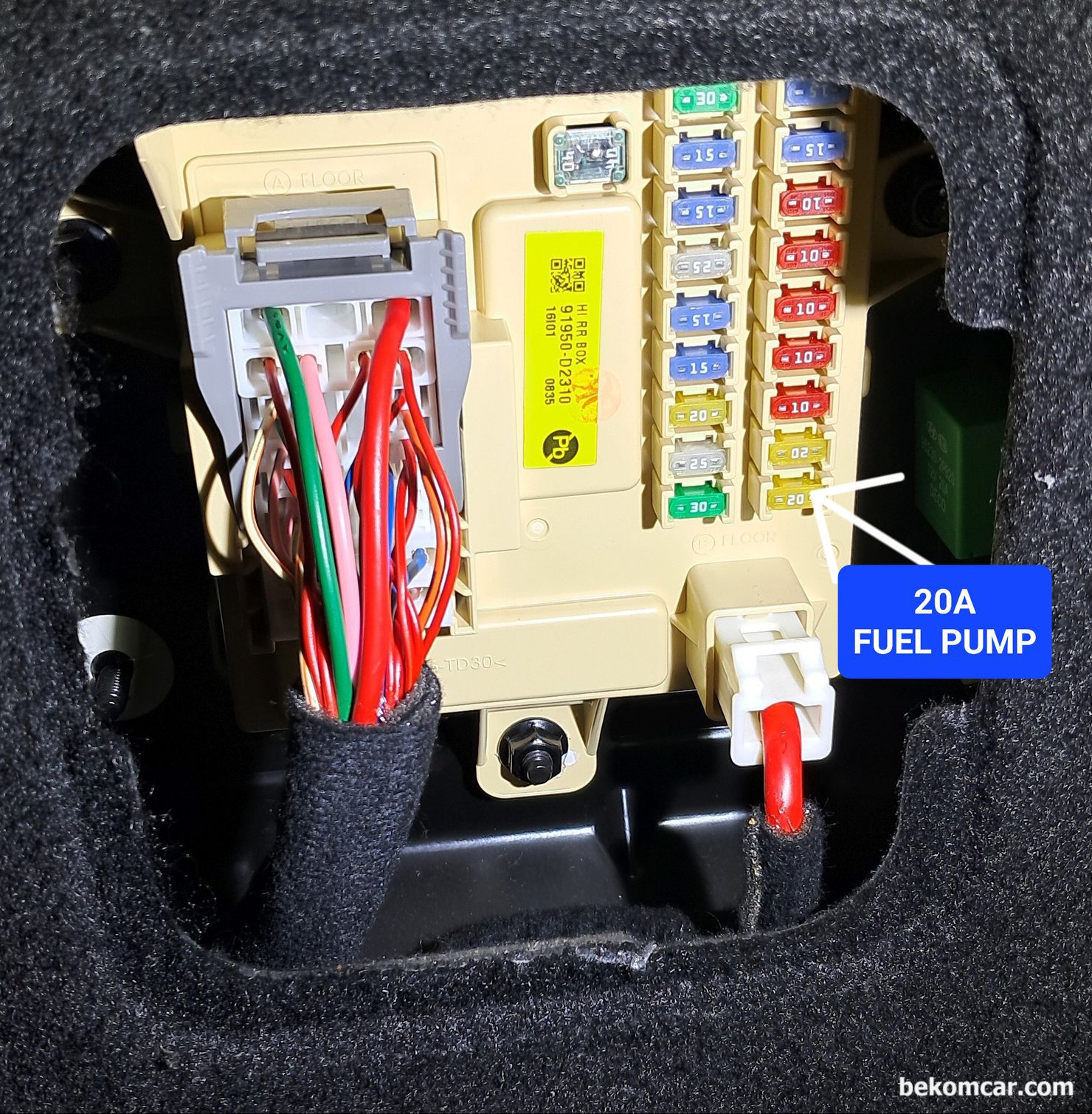 실린더 스크래치, 점화코일, 인젝터등 엔진진단 참고사항 (제네시스 3.8L GDI), 현대 제네시스 EQ900 3.8L GDI 람다2 엔진 진단시 참고사항. 운전석 뒤 트렁크 사이드 휴즈박스 이다. 화살표 부분 가장 오른쪽 아래 20A 휴즈가 바로 연료펌프 이다. 크랭킹 테스트, 압축압력 테스트, 블로우바이가스 진단, 헤드가스켓 진단, 등 상당히 많은 경우에 연료펌프 작동하지 않아야 할 때가 있다. 이때 이 연료펌프 휴즈를 뽑으면 시동이 걸리지 않는다. 또한 연료압력이나 연료펌프 & 연료필터 상태등 진단시에 이 연료펌프 휴즈에서 휴즈점퍼 와 소전류계 이용하여 파향분석을 하면 좋다.|贝科姆汽车 (bekomcar)