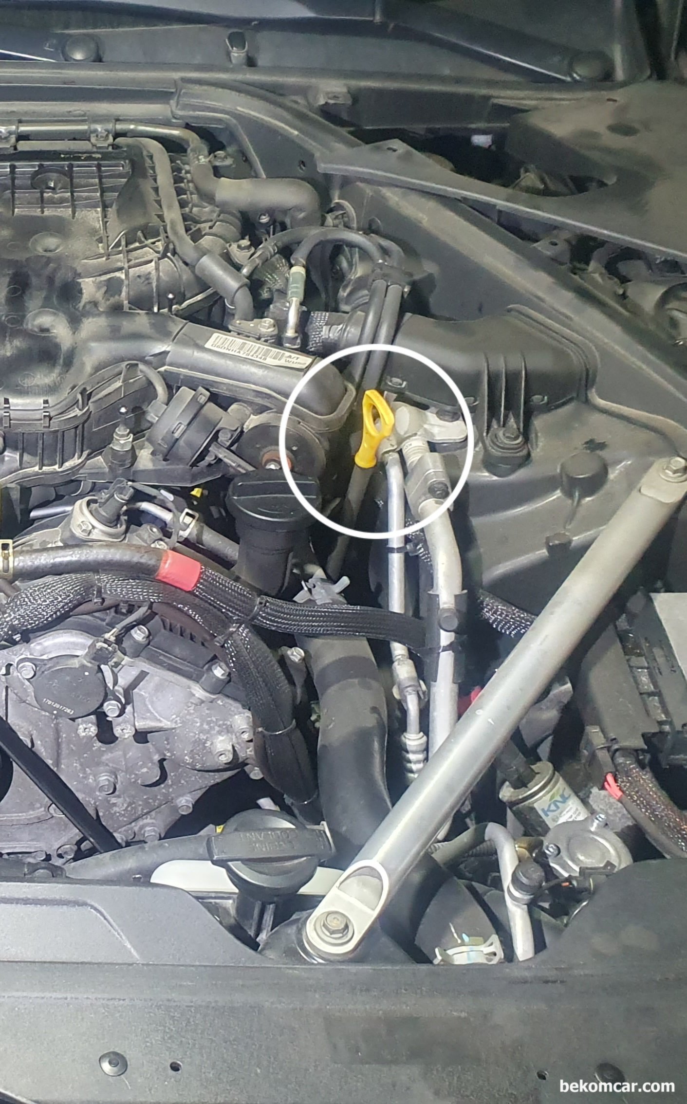 실린더 스크래치, 점화코일, 인젝터등 엔진진단 참고사항 (제네시스 3.8L GDI), 현대 제네시스 EQ900 3.8L GDI 람다2 엔진 크랭크케이스 블로우가스 누설 진단시에 엔진오일 딥스틱에 피에조 펄스센서나 정밀한 압력센서를 사용하면 된다.피스톤이 상사점으로 이동시 압력이 가장 높고, 이때 실린더와 피스톤 사이 틈 새로 공기가 누설되어 크랭크케이스로 흘러간다. 이러한 미세한 압력차이를 측정하여 피스톤 손상 상태 및 실린더 스크래치 등 상태를 알 수 있다.|贝科姆汽车 (bekomcar)