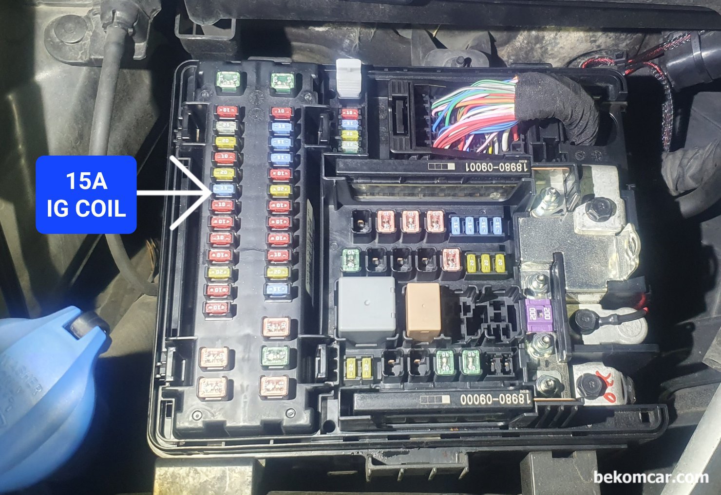 실린더 스크래치, 점화코일, 인젝터등 엔진진단 참고사항 (제네시스 3.8L GDI), 현대 제네시스 EQ900 3.8L GDI 람다2 엔진 진단시 참고사항 이다. 엔진룸 조수석 앞 쪽 휴즈박스이다.  화살표 부분 15A 파란색 휴즈는 점화코일 휴즈이다. 휴즈점퍼 와 소전류계를 이용하여 점화코일 6개 전체 전기적 상태를 알 수 있다. 인테이크 탈거없이 정확하게 전기적 고장 상태를 알 수 있어 매우 편리하다.|贝科姆汽车 (bekomcar)