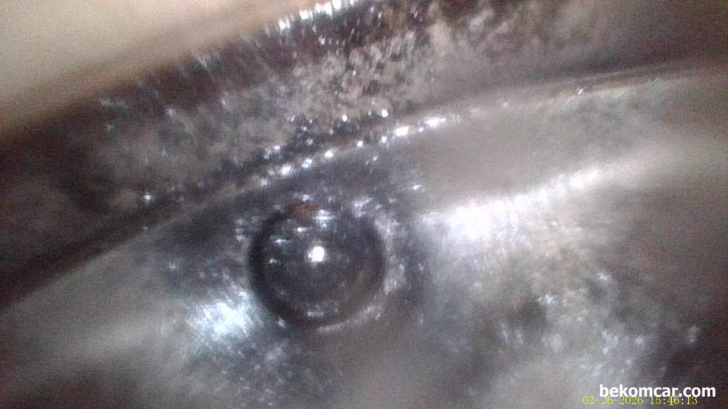 혼다 어코드 10세대 2.0T 간헐적 시동지연 내시경검사, 눈 바람 확인, 2018년 혼다 어코드 10세대 2.0T  간헐적 시동 지연 진단과정중, #4번 실린더 흡기 밸브사이에 있는 연료분사 인젝터 노즐 부분이다. 인젝터부근, ㅅ헤드와 블록간 사이 등에 카본이 없고 주위가 깨끗하다. 연료가 흘러가 물기처럼 보이고 연료가 흐르는 길목까지 형성되어 있는 상태이다.|ベコムカー (bekomcar)