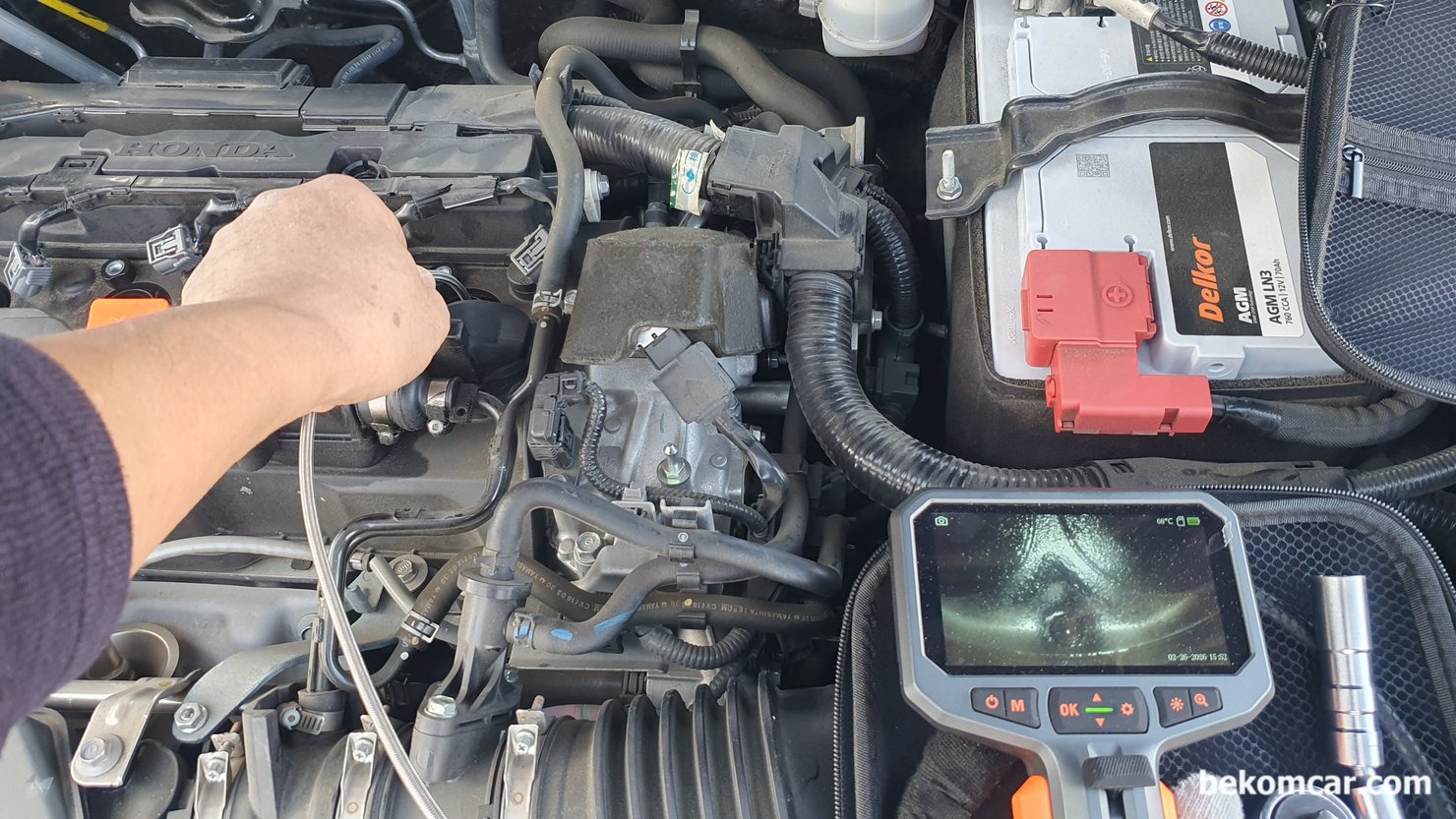 혼다 어코드 10세대 2.0T 간헐적 시동지연 내시경검사, 눈 바람 확인, 2018년 혼다 어코드 10세대 2.0T  간헐적 시동 지연 내시경검사 결과 기록. #4번 실린더 내시경 검사 과정이다. 흡기밸브 2개 사이에 연료분사 인젝터가 있는데, 밸브쪽 내시경 카메라에 갑자기 눈보라가 들이치고 있는것이 확인된다.|ベコムカー (bekomcar)