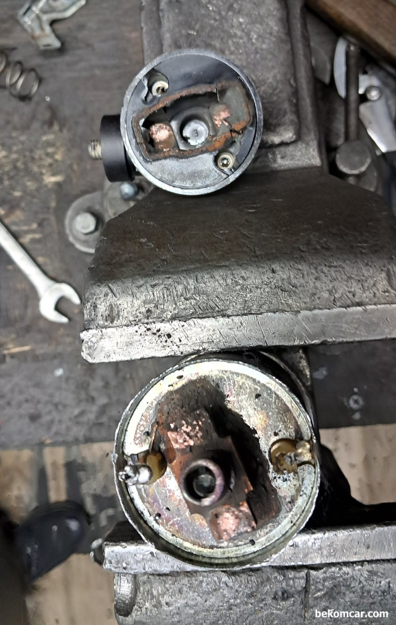 간헐적 시동불량 혹 시동지연시 시동모터 상태진단 방법, 크랭킹 파형분석, 실제 시동모터의 솔레노이드 접촉 부분이다. 이 부분은 상당한 물리적 힘이 가해지는 부분으로 시동 시 턱 하고 접촉하면서 충격으로 시간이 지나면 마모되고 접촉 부분에 손상이 온다. 이런 경우에는 솔레노이드 접촉 부분만 수리해서 사용해도 좋다.  참고로, 이 사진은 혼다 레전드용 시동모터 진단 및 정비 사례이다.|bekomcar.com