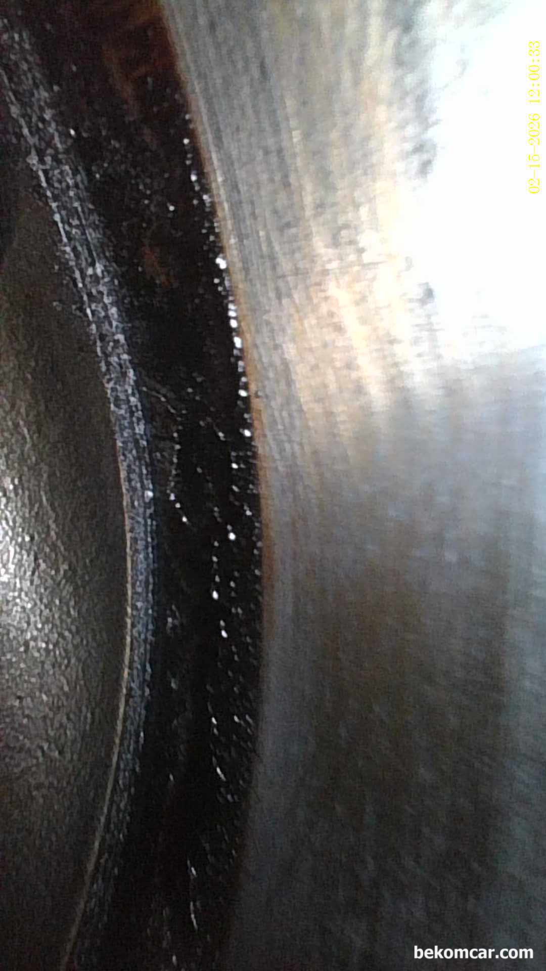 실린더헤드가스켓 누수 가능성, 헤드 내시경검사, 실린더헤드가스켓 누수 가능성 이 높은 엔진 헤드와 블럭사이의 내시경 사진이다. 베콤카 진단자량은 쉐보레 말리부 1.5T 차량이다. 사용되는 냉각수는 핑크색 이다.|베콤카 차량정밀진단