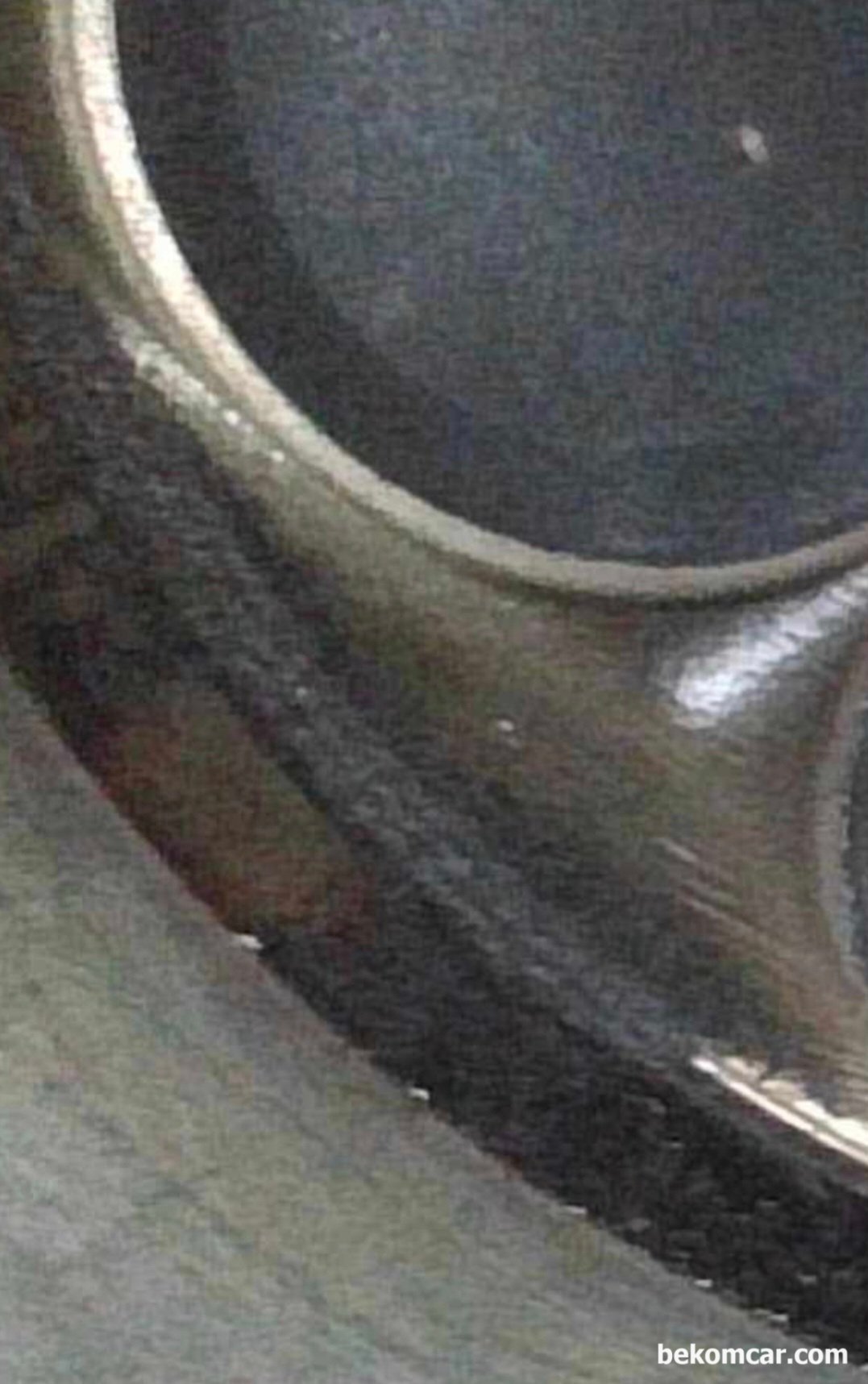 실린더헤드가스켓 누수 가능성, 헤드 내시경검사, 실린더헤드가스켓 누수 가능성 있어 헤드 내시경검사 하는 과정이다. 보통 엔진 블럭과 헤드 사이에 냉각수가 흐르는것이 육안으로 확인되고 실린더 벽을 타고 내려오기도 한다. 베콤카 진단자량은 쉐보레 말리부 1.5T 차량이다. 사용되는 냉각수는 핑크색 이다.|베콤카 차량정밀진단