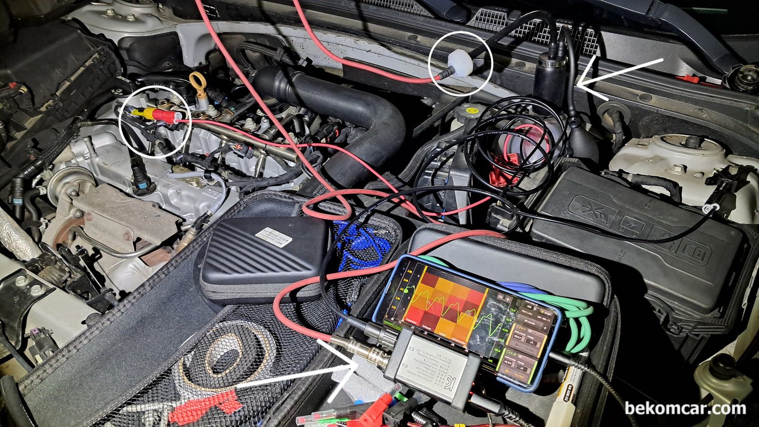 실린더헤드가스켓 누수 가능성, 헤드 내시경검사, 실린더헤드가스켓 누수 가능성이 높은경우로, 냉각수 보조통에 압력을 넣고 내시경으로 냉각수 를 확인하는 과정이다. 베콤카 진단자량은 쉐보레 말리부 1.5T 차량이다. 사용되는 냉각수는 핑크색 이다.|베콤카 차량정밀진단