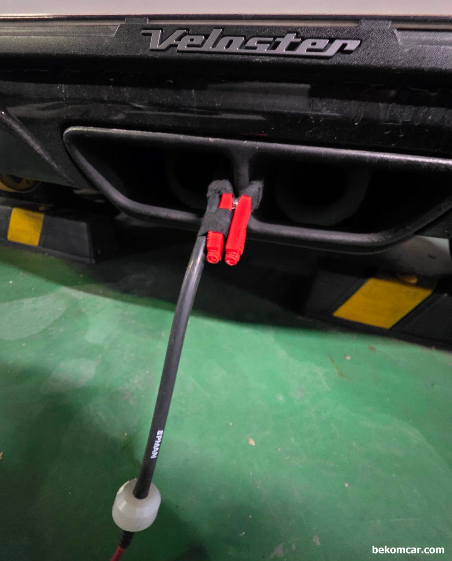 2011년 현대자동차 벨로스터 Veloster 1.6L GDI 배기펄스 측정기록, 2011년 현대자동차 벨로스터 Veloster 1.6L GDI 차량 배기펄스 측정시 피에조 펄스센서를 머플러에 설치한 상태이다. 펄스센서는 ROTKEE 의 PDS 피에조 펄스 센서이다. 베콤카에서 국내대리점으로 수입공급하고 있다.|ベコムカー (bekomcar)