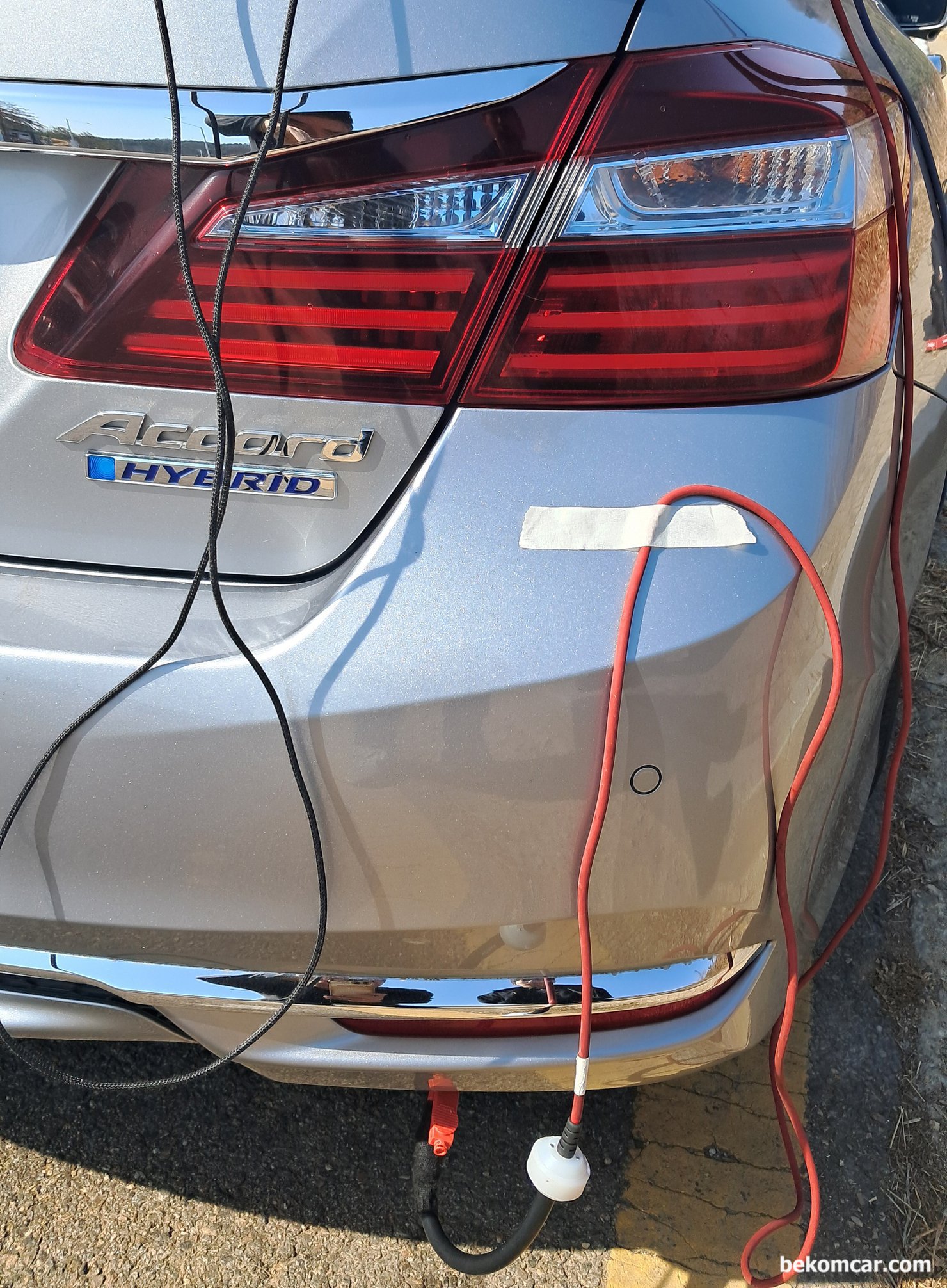 정비사 엔진진기초 교육과정 중 실화 부조 진단, 배기펄스 파형분석 방법, 실화 부조 진단을 위한 측정 환경은 martinloren.com 의 HS512Max 오실로스코프. Rotkee.com PDS 피에조 펄스센서 와 BNC 연장 케이블이다. 배기펄스 장착차량은 혼다 어코드 하이브리드 9.5세대 이다. 참고로, PDS센서는 가능한 꼭 마스킹 테이프로 위쪽으로 향하게 고정 시켜준다. 가끔씩 물 이 많이 나오는 차량이 있으니 센서로 유입되면 고장 날 수 있기 때문이다. 페인트 손상 없게 하기 위해서 꼭 마스킹 테이프만 사용한다. 다른 종류 테이프 사용 시 페인트 손상이 생길 수 있으니 주의한다.|بيكومكار  (bekomcar)