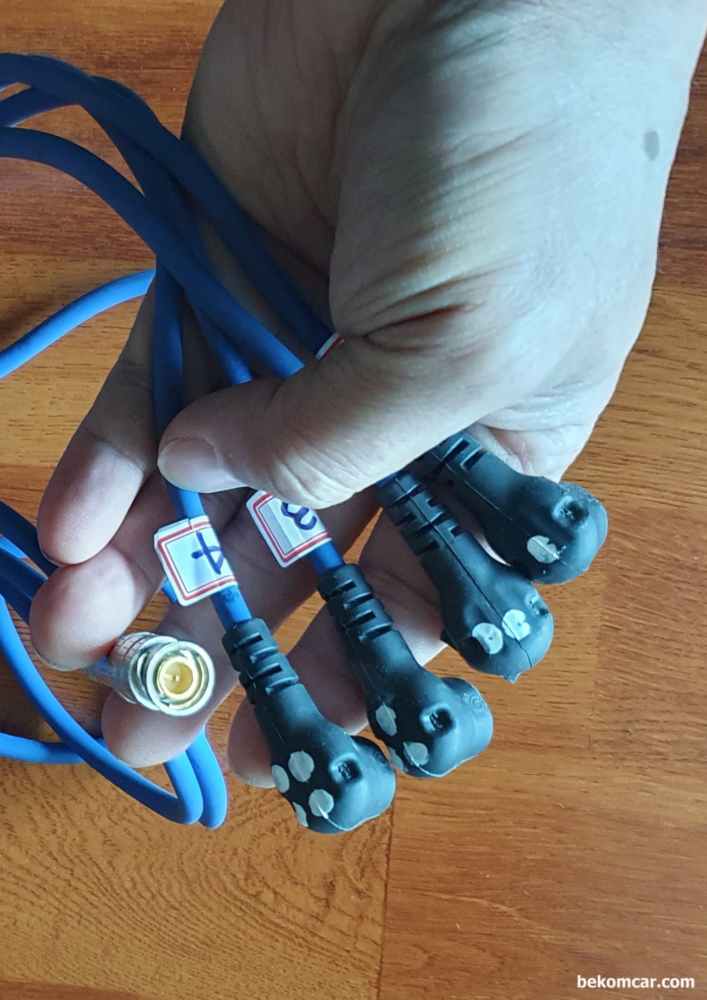 부조 실화 및 출력저하등 엔진진단 기초, 비교 점화파형 측정, 베콤카는 12Bit ADC 정밀파형을 지원하는 HS512Max 오실로스코프와 1채널에서 4개 실린더 점화파형을 동시에 측정 비교할 수 있는 ROTKEE LX4 이다. 베콤카에서 수입하여 정비사에게 교육과 함께 공급하고 있다.|贝科姆汽车 (bekomcar)