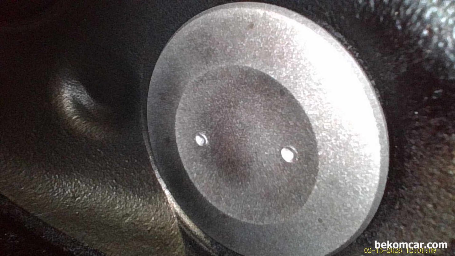 엔진헤드 밸브 작업시 밸브표면 펀칭자국. 쉐보레 말리부 1.5T 사례, 밸브표면 마킹흔적 사례 #2. 엔진헤드 밸브 작업시 밸브표면 펀칭자국은 밸브 순서나 재 사용시 사용될수 있다.|بيكومكار  (bekomcar)