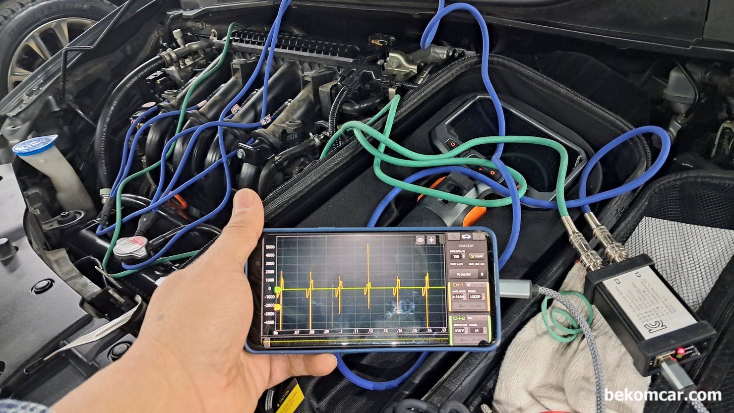 혼다 인사이트 하이브리드 2011년 실화진단 기록 (점화2차 파형분석), 중고차 구매전 출장 점검 차량은 혼다 IMA 하이브리드 인사이트 이다. 점화 파형 측정 환경이다. 점화 파형 측정 프로브는 ROTKEE 의 LX 1 & LX2를 사용했고, 오실로스코프는 자동차 전용 HS512Max를 사용했다.  LX1은 싱크 채널 (트리거 채널)로 사용하고, LX4는 1개의 채널에서 4개 실린더 동시에 측정할 수 있는 특수 점화 프로브이다. 국내 대리점으로, 베콤카에서 수입 공급하고 있는 장비들이다.|ベコムカー (bekomcar)