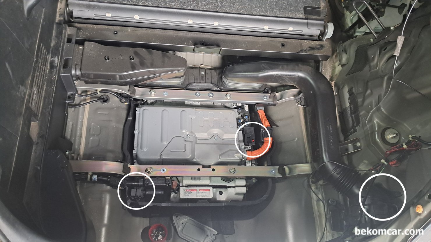 시빅, 인사이트, CRZ등 혼다 IMA 하이브리드 중고차구매점검 포인트, 배터리 잔여수명, 베콤카에서 점검하였던 혼다 CRZ 이다. 혼다 인사이트와 같은 혼다 IMA 하이브리드 시스템을 사용하고 있다. 보통 트렁크나 뒤 의자밑에 하이브리드 배터리등이 위치해있다. 하이브리드 배터리 고장코드가 있더라도 꼭 진짜 원인이 뭔지 확인후에 적절한 정비를 하는것이더 좋다.|bekomcar.com