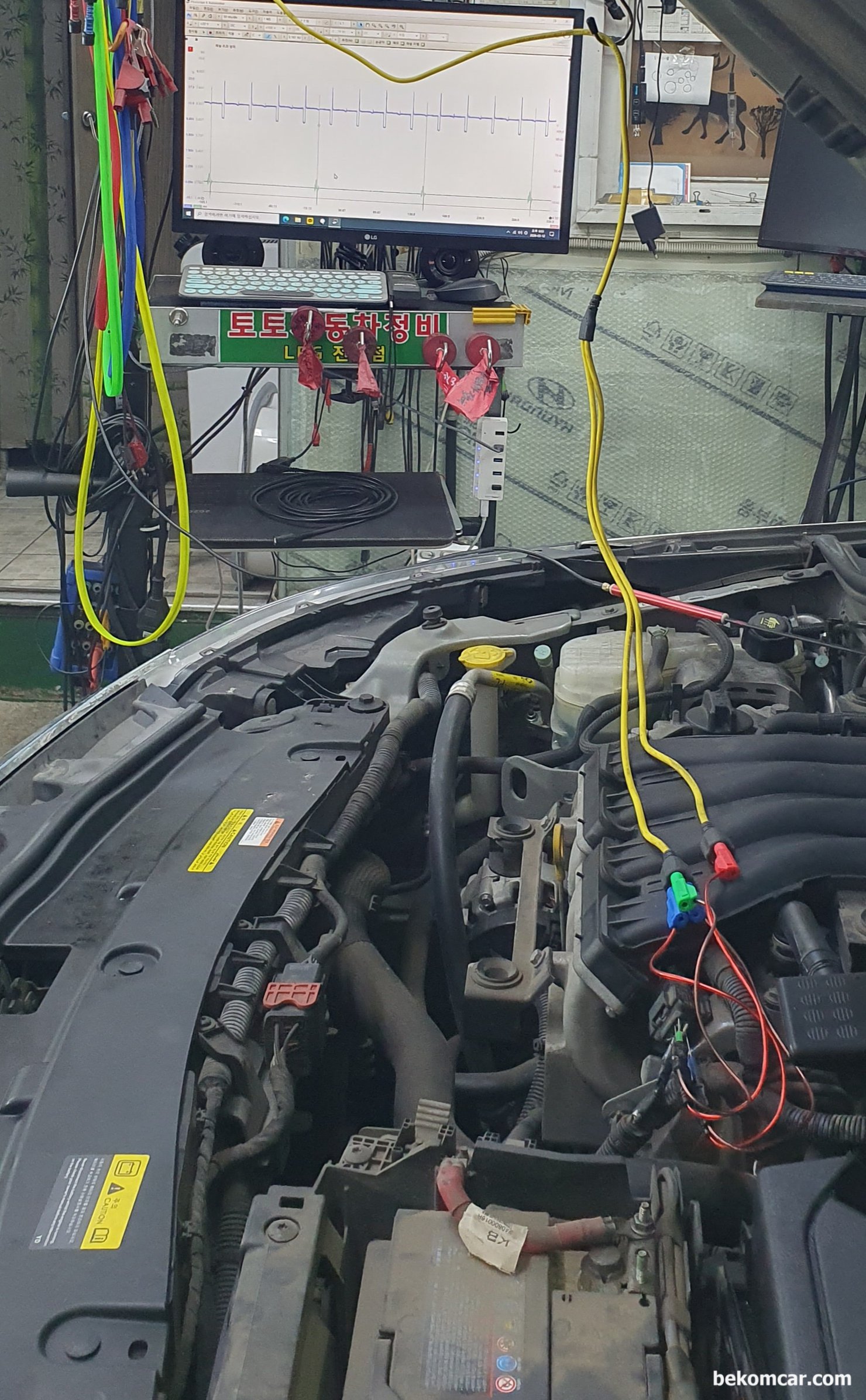 1채널로 6개 탐침측정 가능한 ROTKEE TL-MIX6 인젝터 파형측정 사례, 1채널에서 6개 탐침측정 가능한 ROTKEE TL-MIX6 활용 사례, 인젝터 파형측정 과정이다. 측정 차량이 4기통 차량이기에 TL-MIX6의 6개 탐침 중에서 4개만 사용하였다. 인젝터 파형측정은 베콤카 지인 '토토자동차정비' 에서 하였다. 토토자동차정비는 국내 TOP의 실력이 있는곳으로, 1)과학적장비 2)데이터분석능력 3)풍부한경험 그리고 예술적 DNA까지 모든것을 가지고 있는 상당히 드문 자동차 정비소 이다. 토토자동차정비 김 대표님 별명은 레오나르도 다빈치 이다. 이 애칭은 내가 지은것이다. https://youtube.com/@gymtoto45 를 꼭 방문해 보기를 권장한다.|bekomcar.com