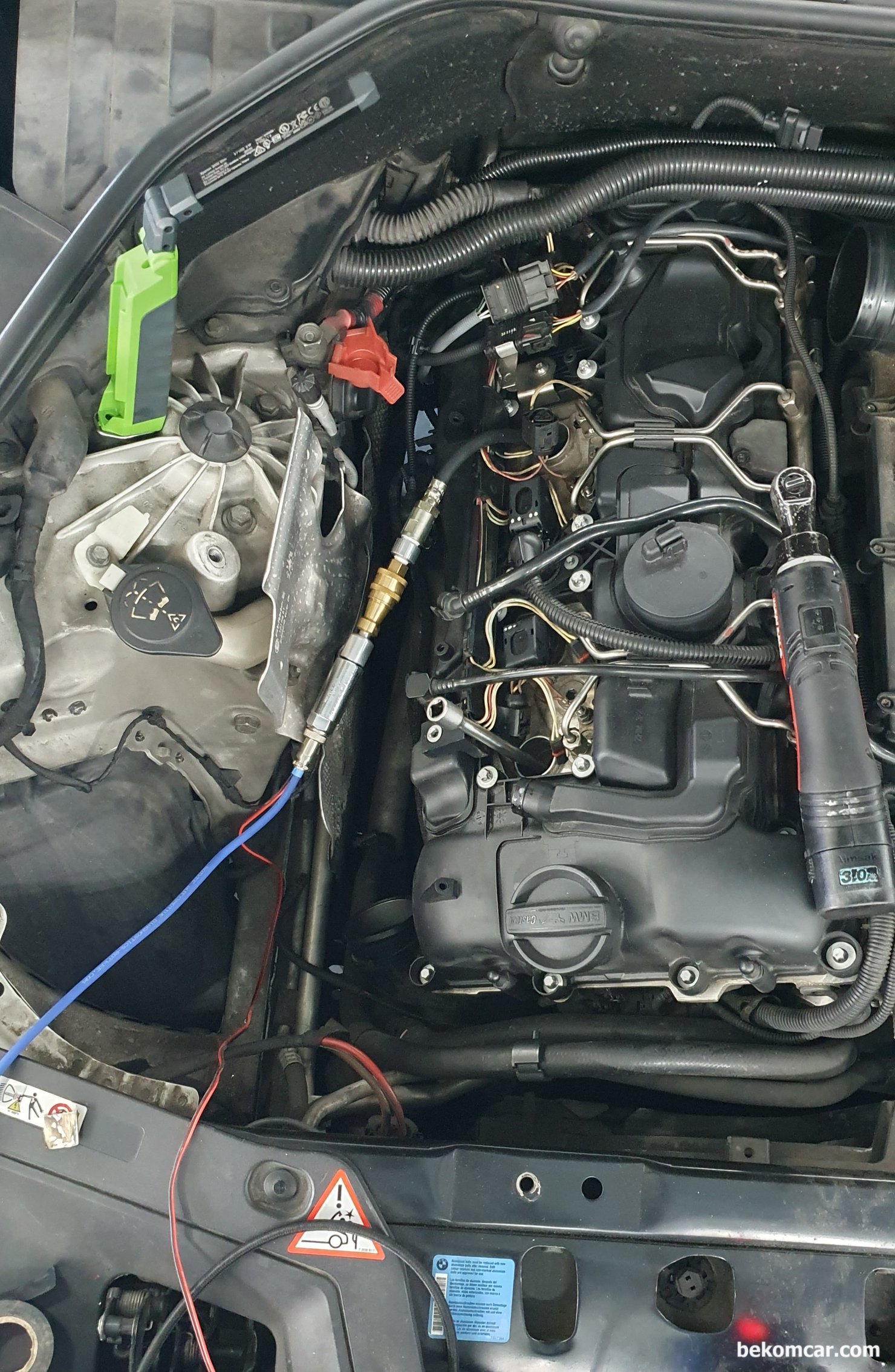 BMW 2010 GT 535i 실화고장코드 관련 #1실린더 크랭킹 압축압력 파형기록, 자동차 진단 전용 HS512Max 오실로스코프와 PS16 등 실린더 압축 압력 센서 (In Cylinder Pressure Transducer) 세팅 환경이다. 실화 고장 코드 진단 차량은 BMW 2010 GT 535i N55 이다. 고장 코드 분석 시 실화 실린더 및 정상 실린더 간 비교·분석도 매우 중요하다. 엔진마다 특징이 달라서 하나의 절대적인 기준 파형은 없다고 생각하는 것이 더 현실적이다.|ベコムカー (bekomcar)