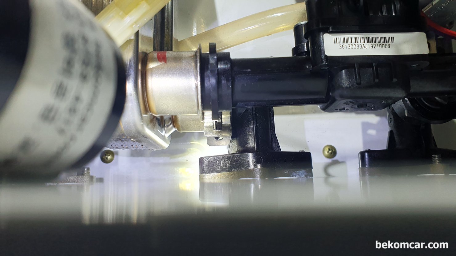 누수 진단 및 정비기록, 별 것 다 하였다., 누수가 있는 보일러 인렛코넥터 플라스틱 주둥이 손상과 O링 이 오징어이다. O링 교환하고 간단한 작업 마무리 하였다. 이번 보일러 누수 정비 요청한 고객은 바로 와이프 이다. 작업후 시운전하고 누수 있는지 확인, 멀쩡하고 누수가 없다.|贝科姆汽车 (bekomcar)