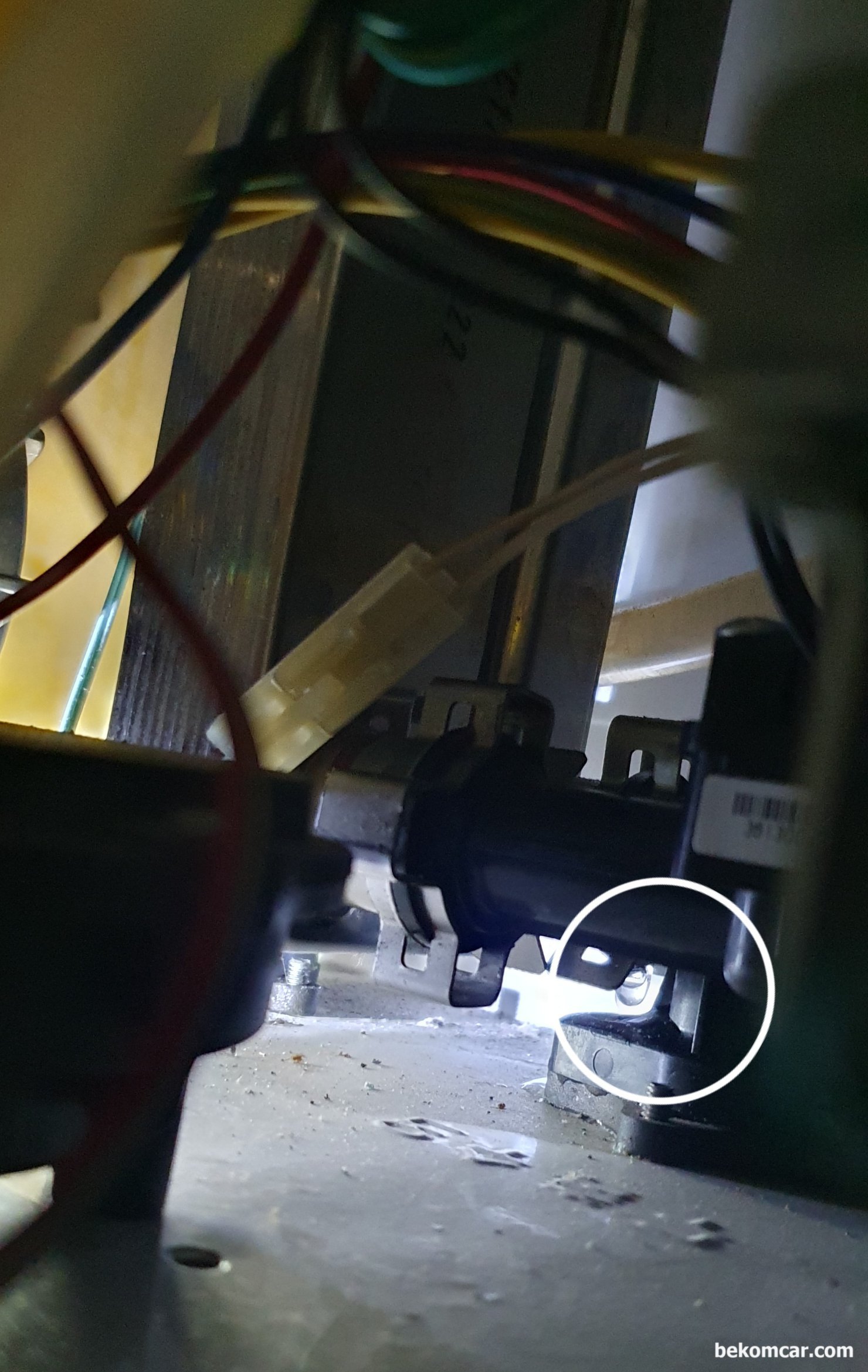 누수 진단 및 정비기록, 별 것 다 하였다., 동그라미 부분에 물 방울이 한 방울 맺혀있고 커지면 뚝 떨어지는 상황이다. 누수 확인했고 원인을 알아내서 정비하면 된다.|贝科姆汽车 (bekomcar)